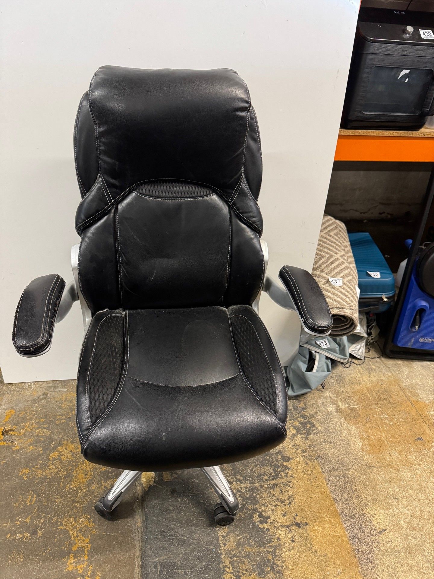 1 TRUE INNOVATIONS LEATHER MANAGER'S OFFICE CHAIR RRP Â£149 (DOESN'T MOVE UP/DOWN))