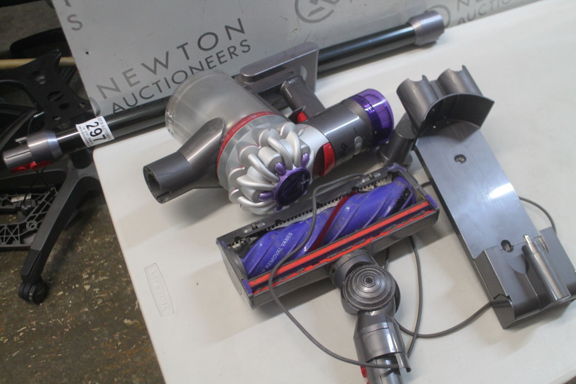 1 DYSON V8 ABSOLUTE CORDLESS VACUUM WITH CHARGER RRP Â£299