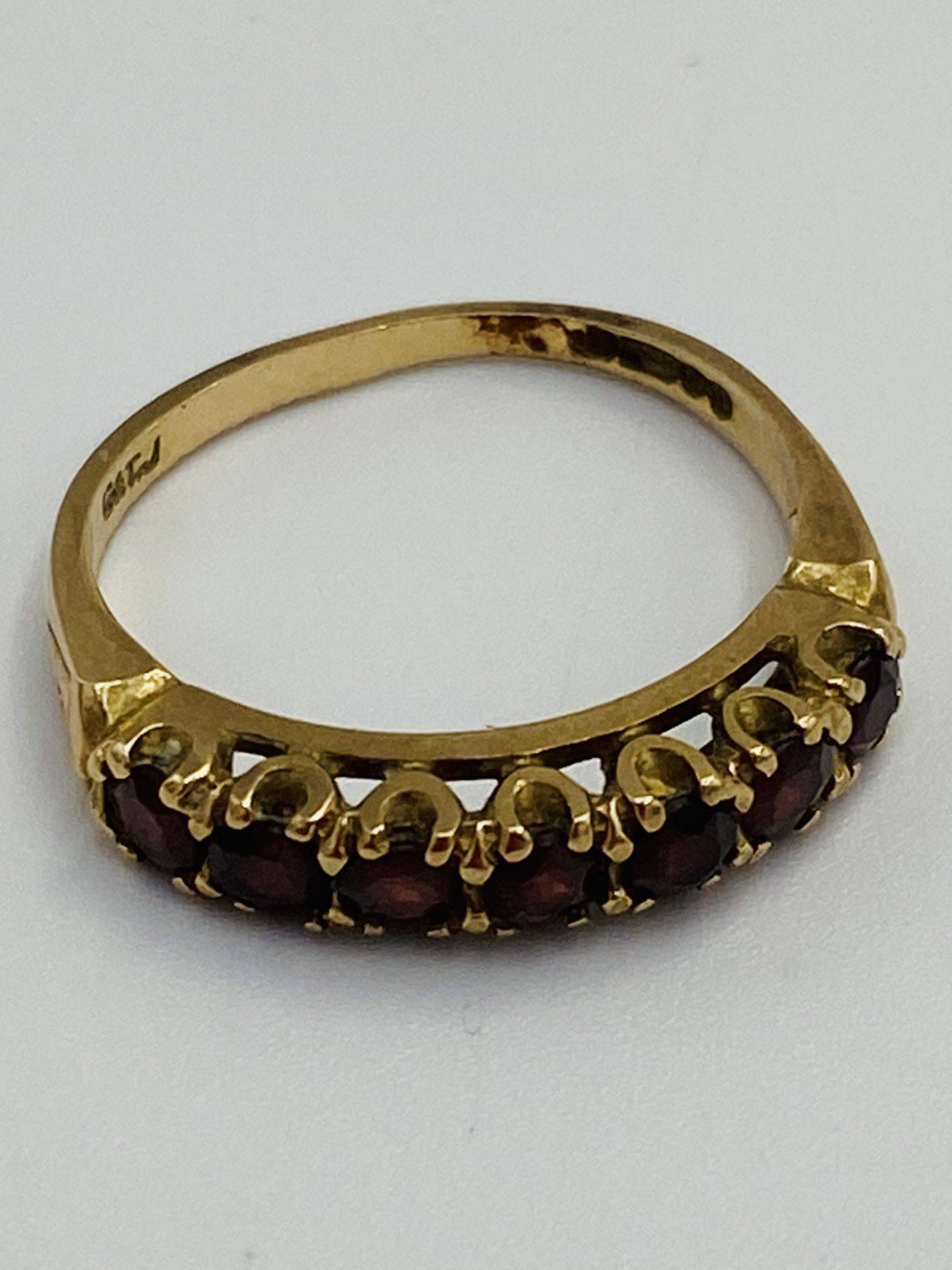 A 9ct gold ring - Image 2 of 7