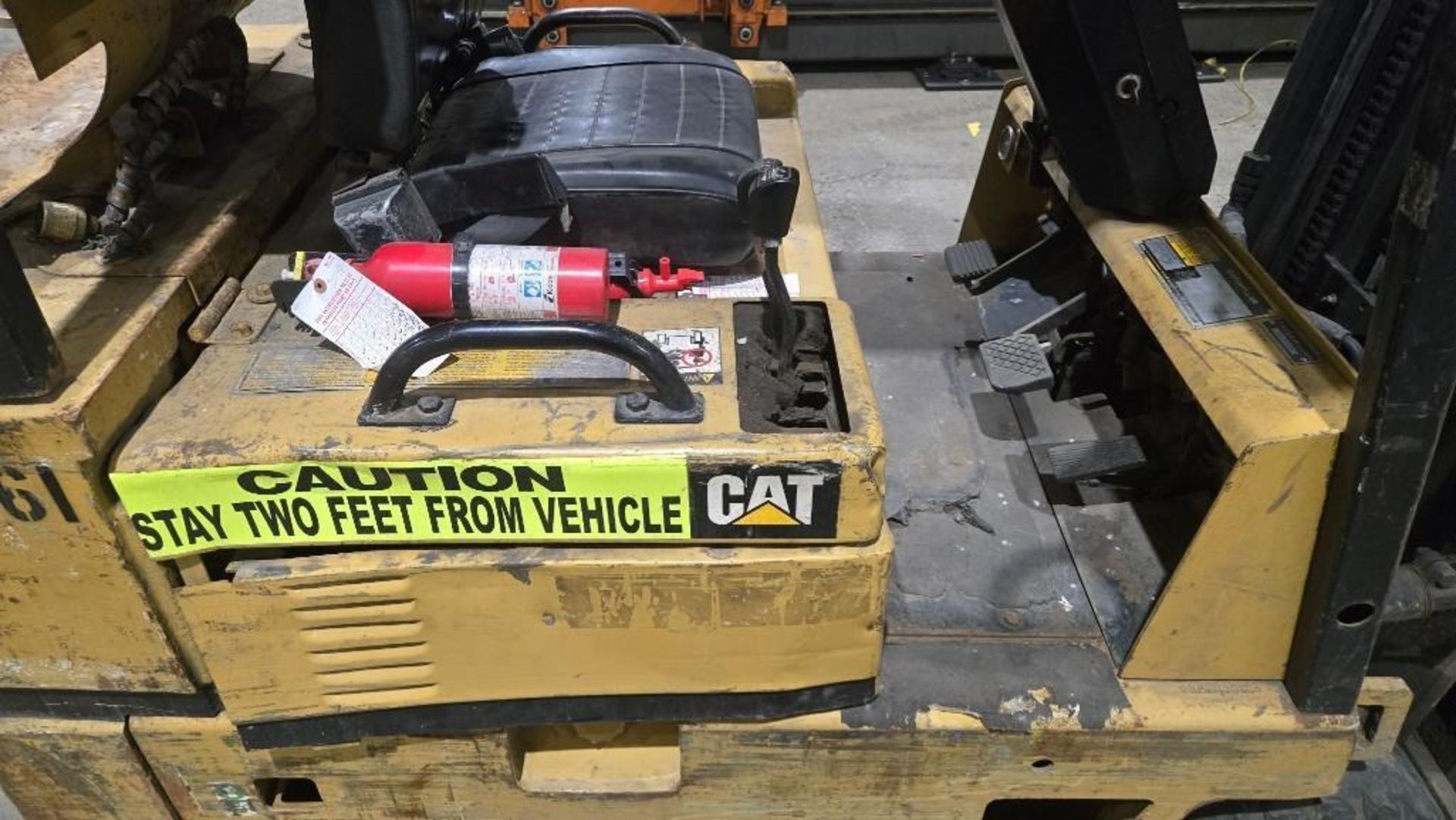 CATERPILLAR T50D 5000LB CAPACITY FORKLIFT LP POWER USED NEEDS BATTERY - Image 6 of 14