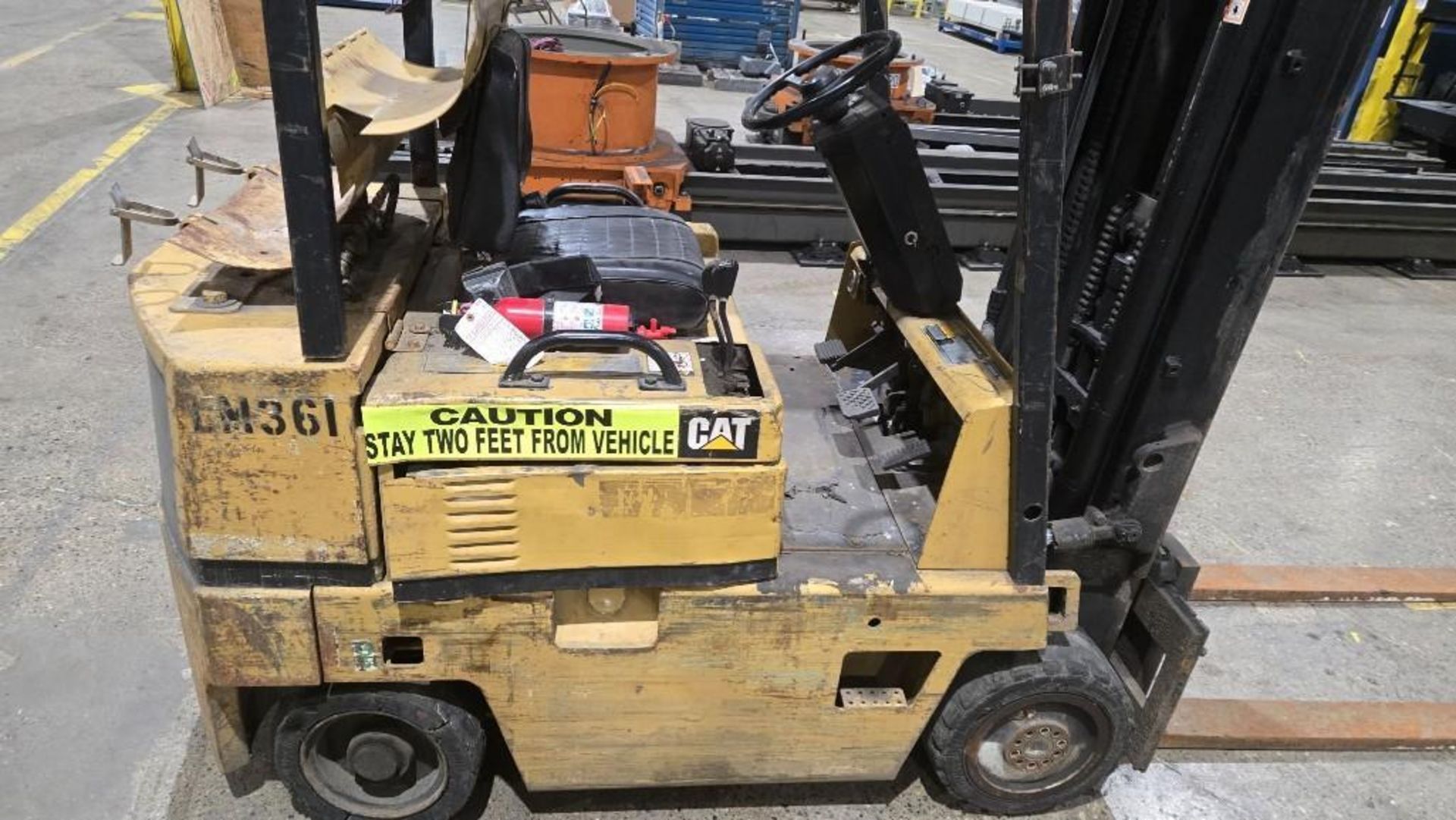 CATERPILLAR T50D 5000LB CAPACITY FORKLIFT LP POWER USED NEEDS BATTERY - Image 2 of 14
