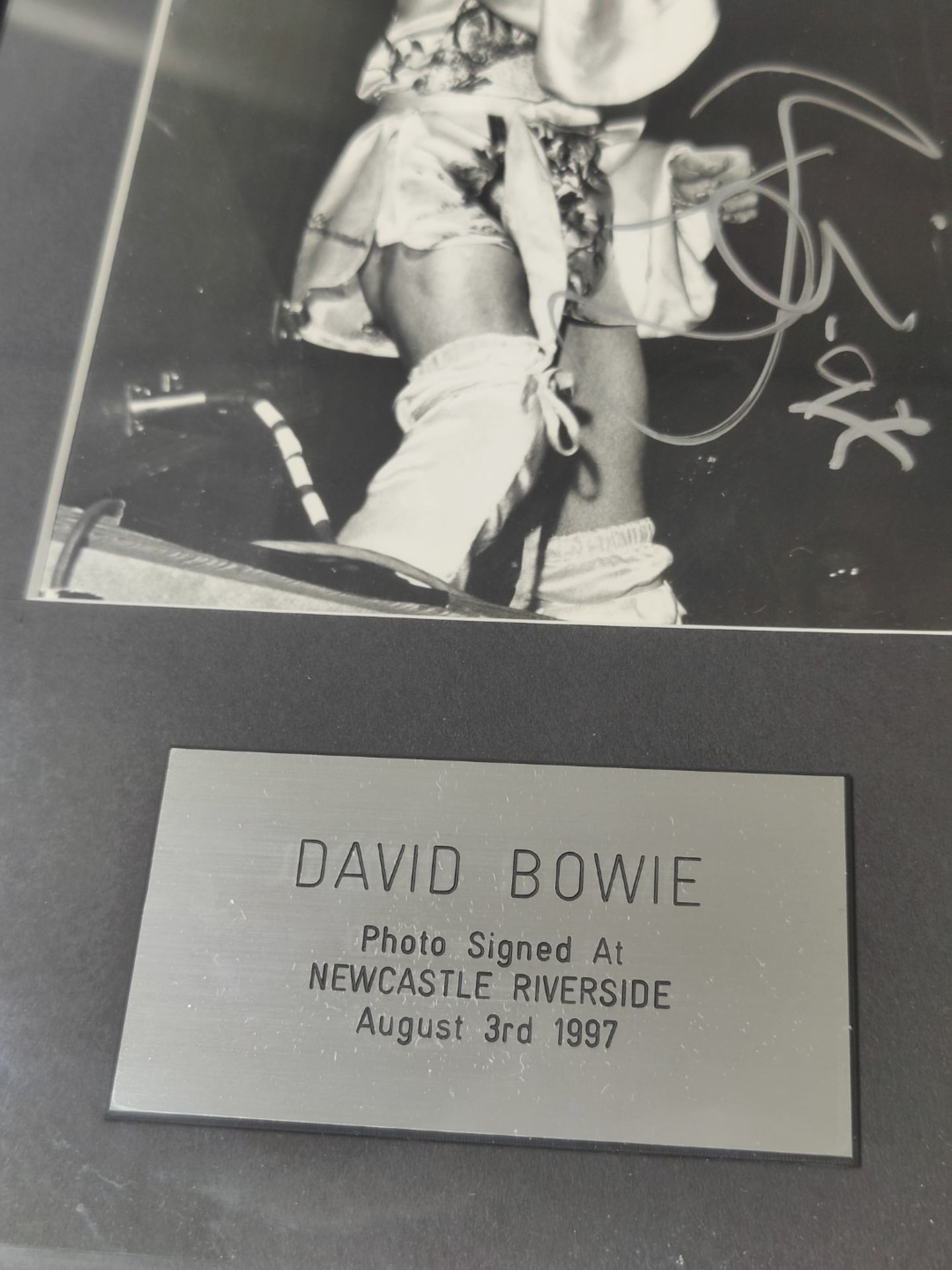 1 x Authentic DAVID BOWIE Autograph With COA - Photo Signed at the Newcastle Riverside in 1997 - Image 4 of 7