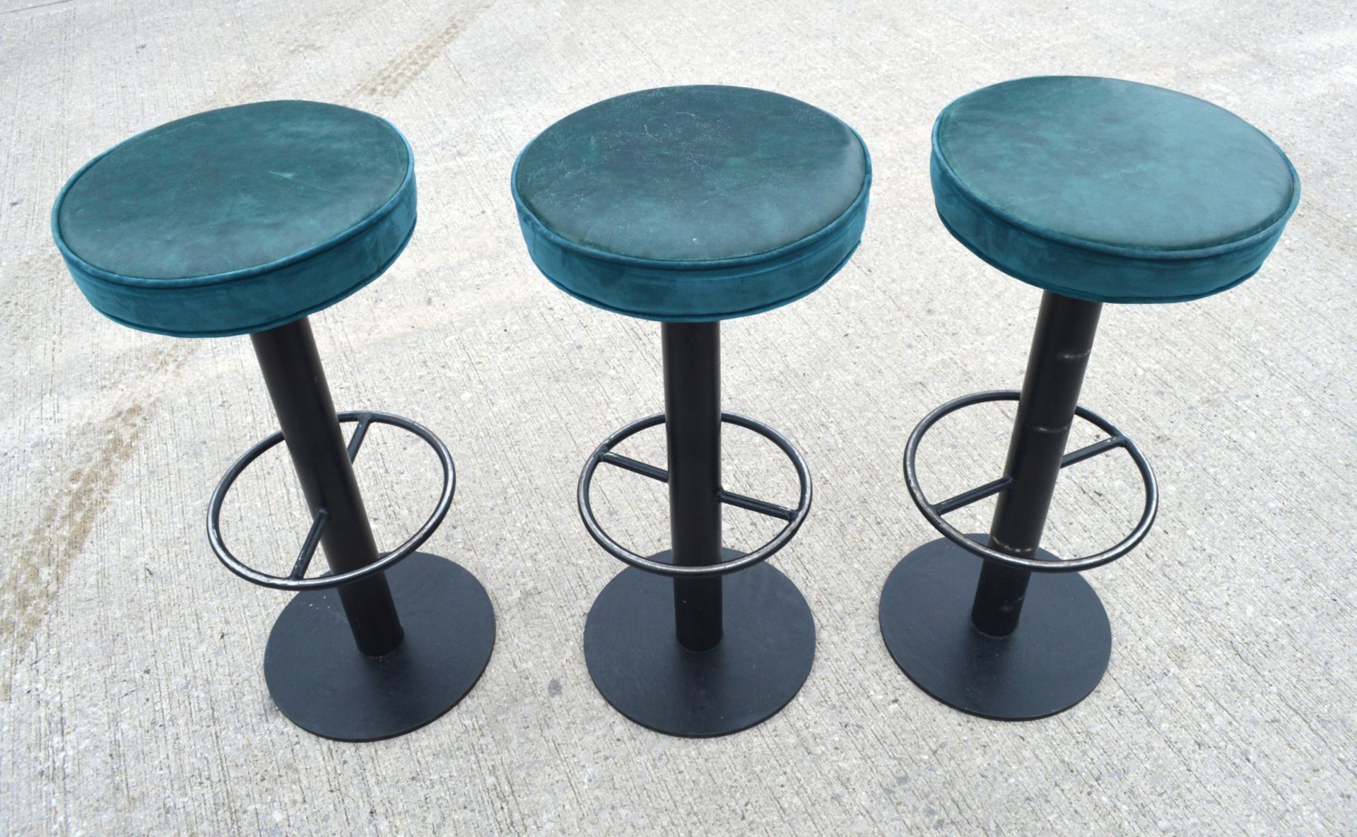 6 x Classic Style Bar Stools with Round Faux Leather Seats and Footrests - Dimensions: H82 x W40 - Image 10 of 12