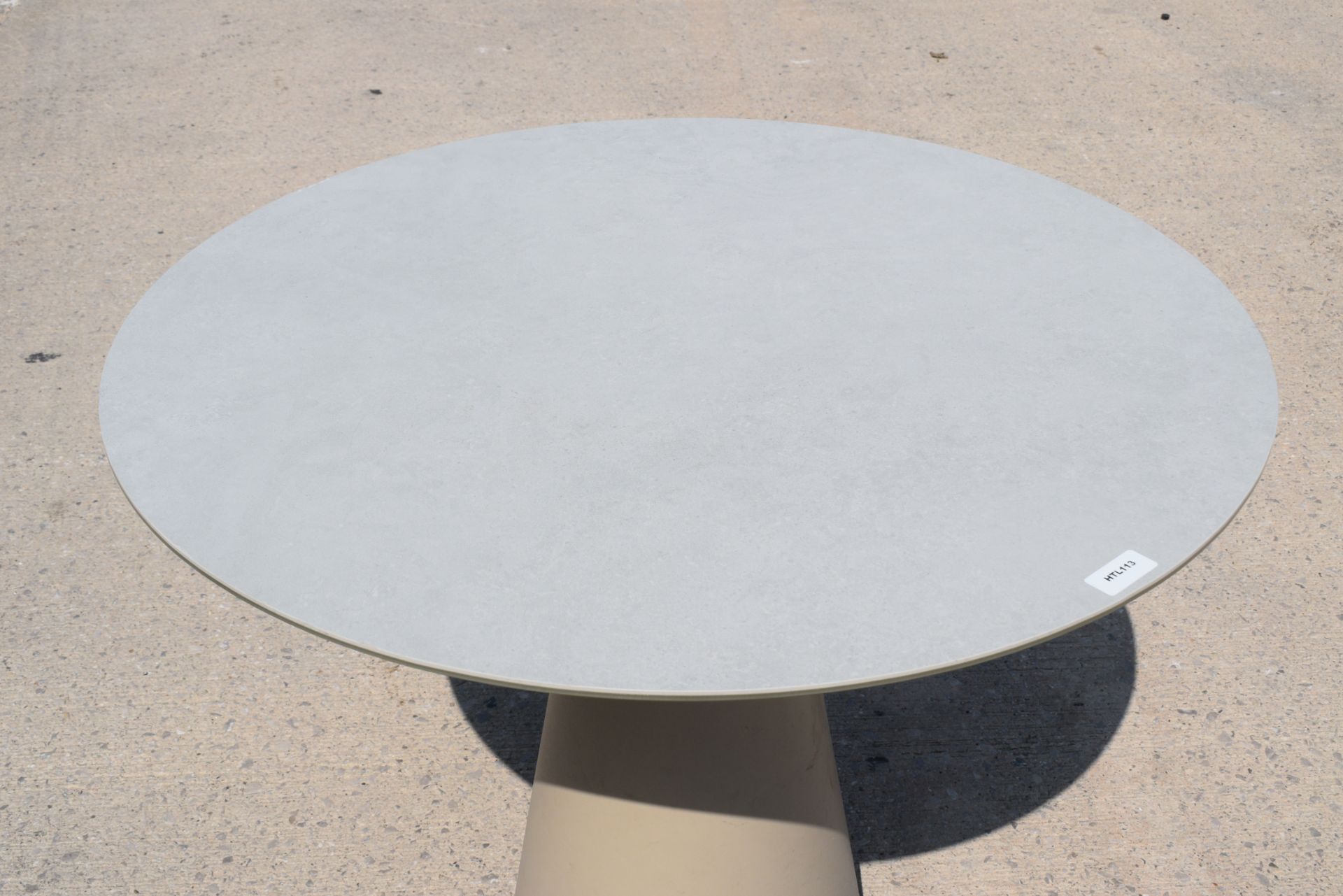 1 x Andreu World Round Restaurant Table - Suitable for Indoor or Outdoor Use - Image 4 of 4