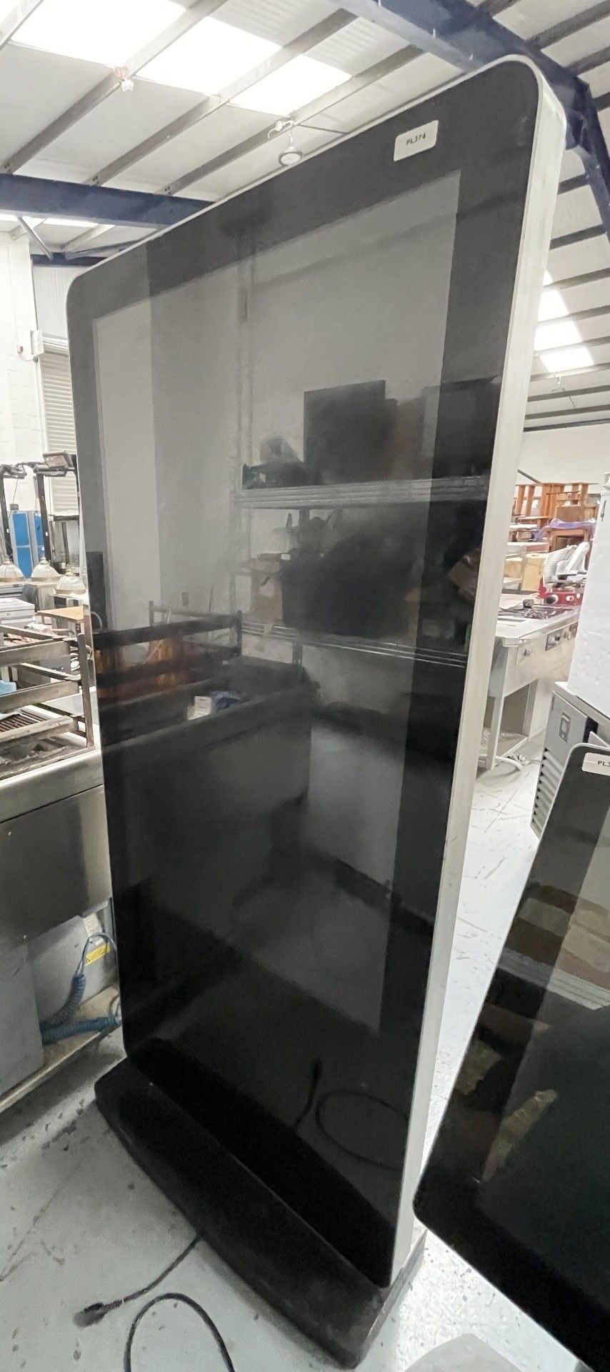 1 x Upright Digital Advertisement Signage Screen with Audio and WiFi - Powered by Android - Image 4 of 5