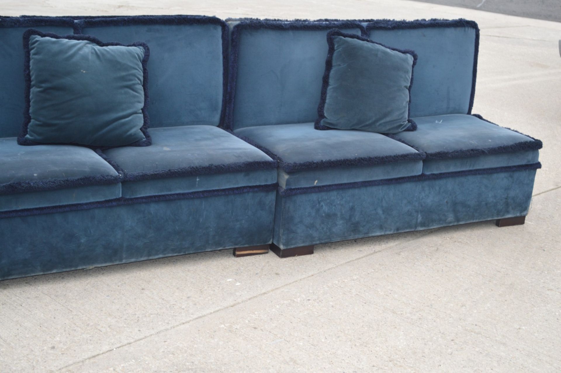 4 x Blue Velvet Slipper Seating Benches with Fringe Trims and 6 x Matching Cushions - Image 5 of 12