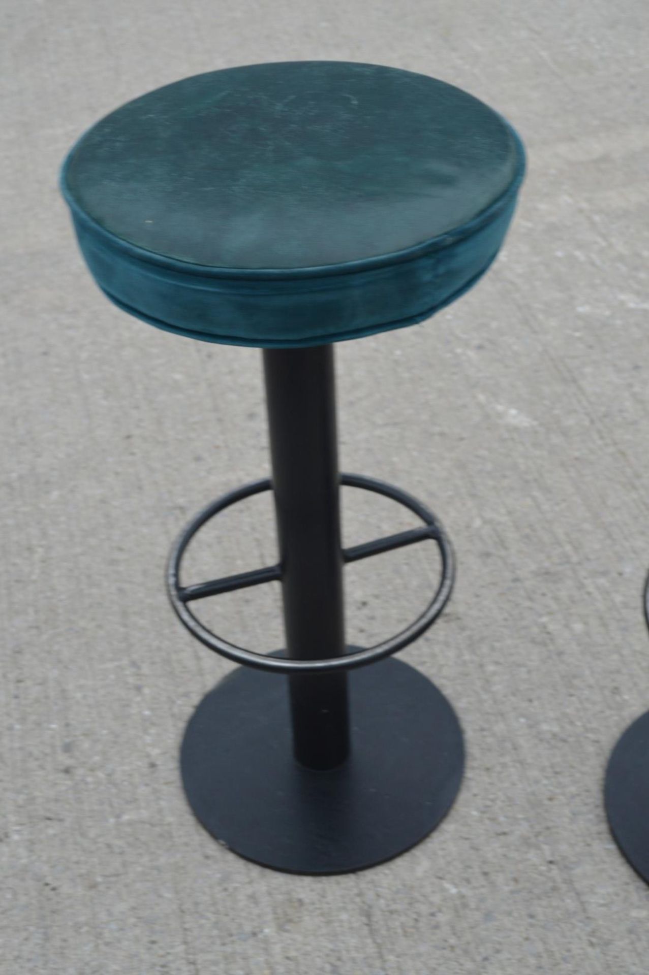 6 x Classic Style Bar Stools with Round Faux Leather Seats and Footrests - Dimensions: H82 x W40 - Image 8 of 12