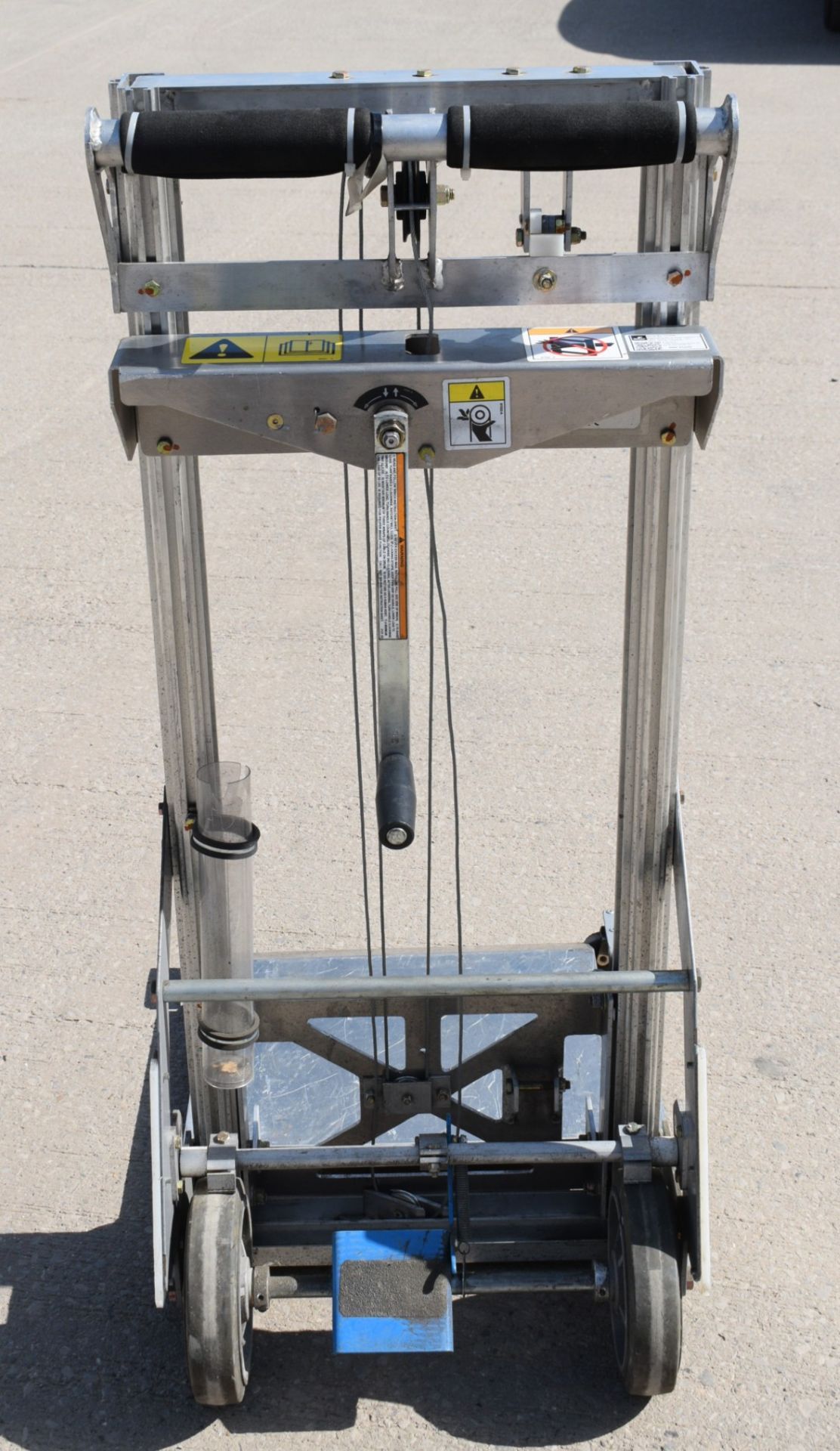 1 x Genie Load Lifter Platform Lift - Ideal for Couriers, Warehouses or Workshops - Max Load - Image 14 of 20