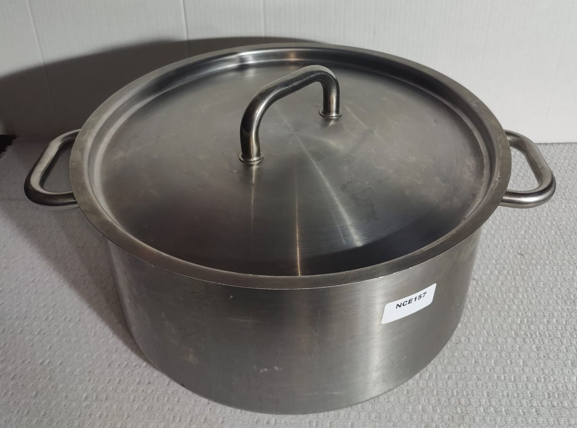 2 x Large Cooking Pans with Handles and Lids - Dimensions: H18 x W38 cms - Image 2 of 6