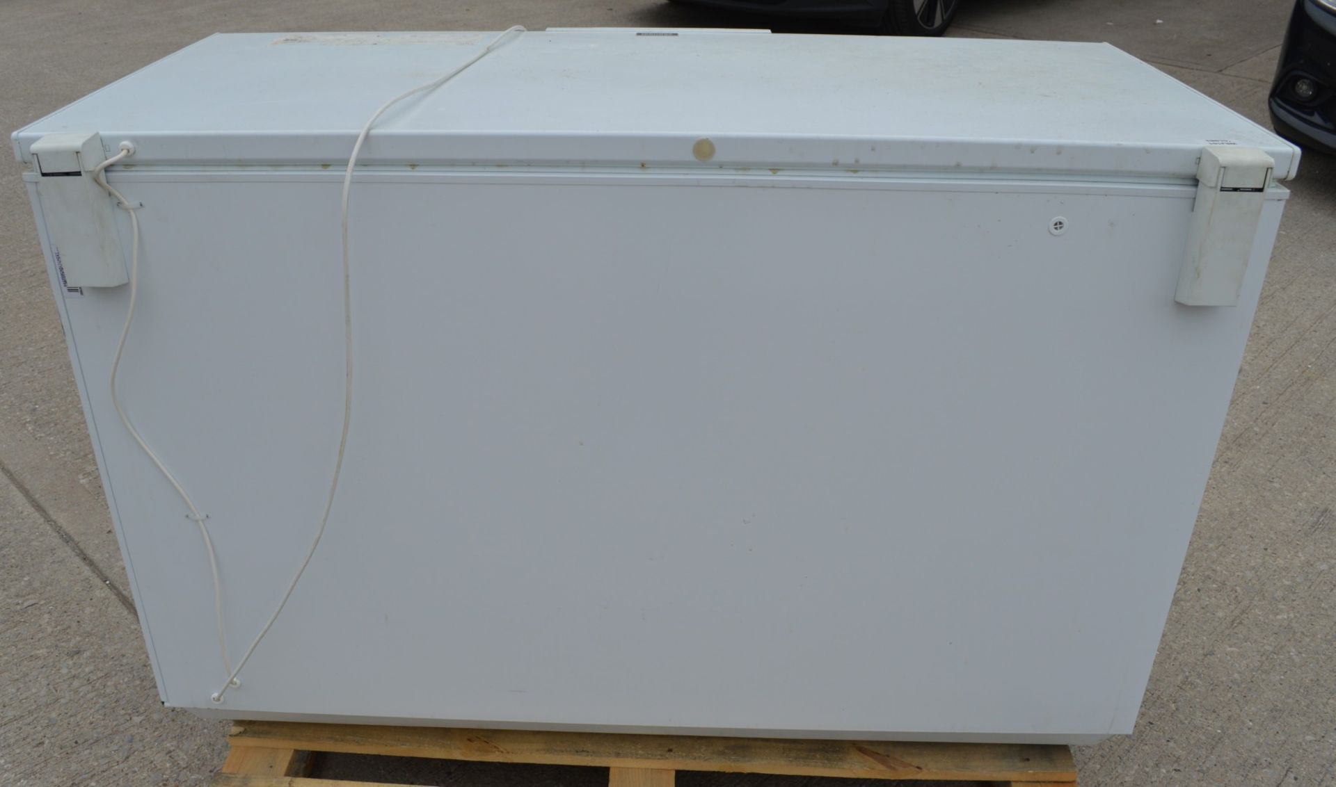 1 x Zanussi 404 Litre Chest Freezer - Model ZFC41400WA - 240v - Dimensions: H85 x W134 x D73 cms - Image 6 of 11