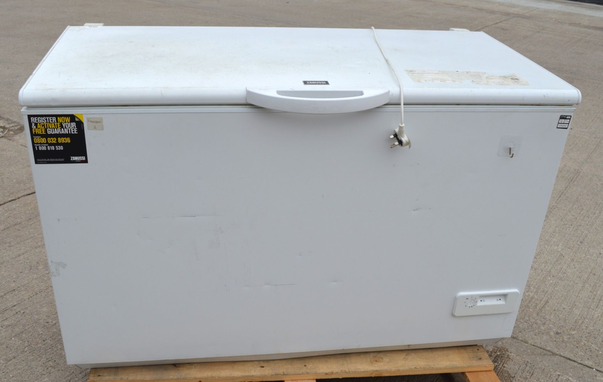 1 x Zanussi 404 Litre Chest Freezer - Model ZFC41400WA - 240v - Dimensions: H85 x W134 x D73 cms
