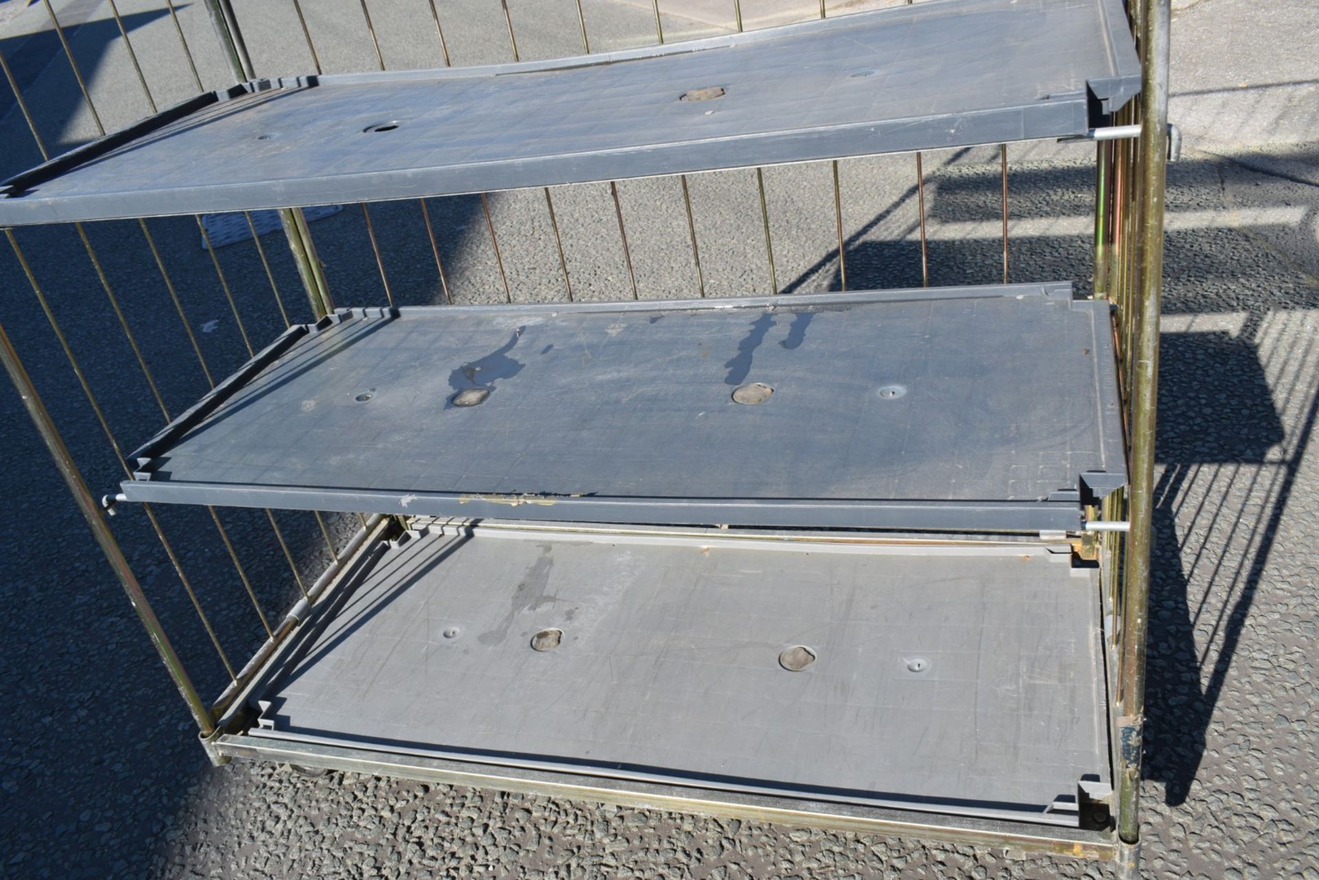 1 x Warehouse Storage Cage Featuring Heavy Duty Plastic Shelves and Castor Wheels - Image 4 of 6