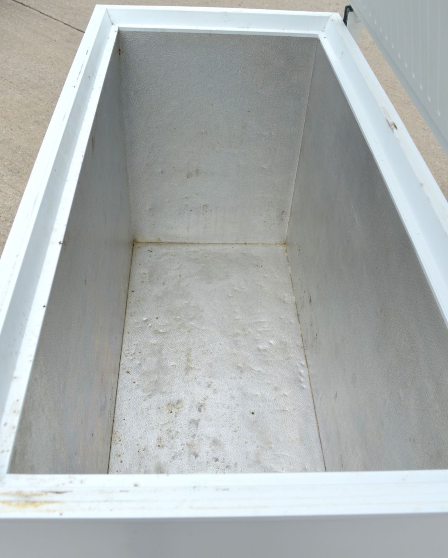 1 x Zanussi 404 Litre Chest Freezer - Model ZFC41400WA - 240v - Dimensions: H85 x W134 x D73 cms - Image 3 of 11