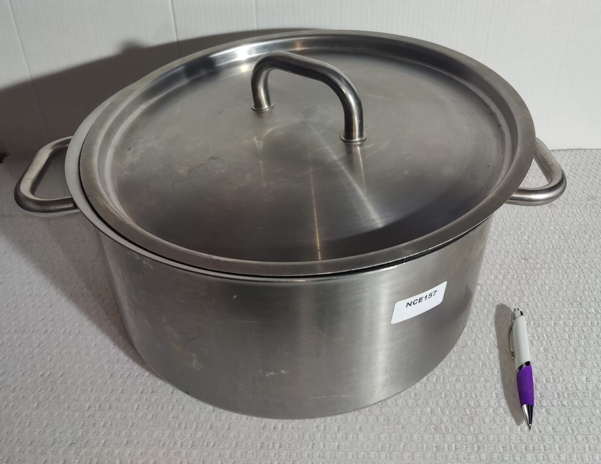 2 x Large Cooking Pans with Handles and Lids - Dimensions: H18 x W38 cms - Image 6 of 6