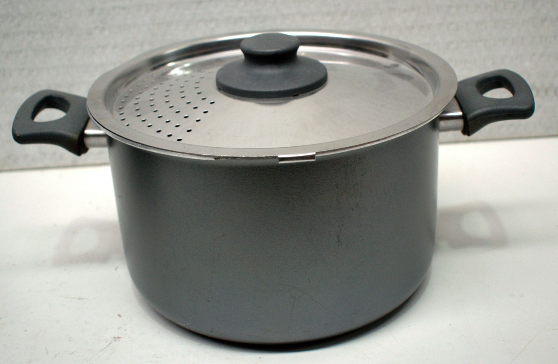 4 x Assorted Kitchen Items - Pan, Cake Tins, Salad Spinner - Image 10 of 11