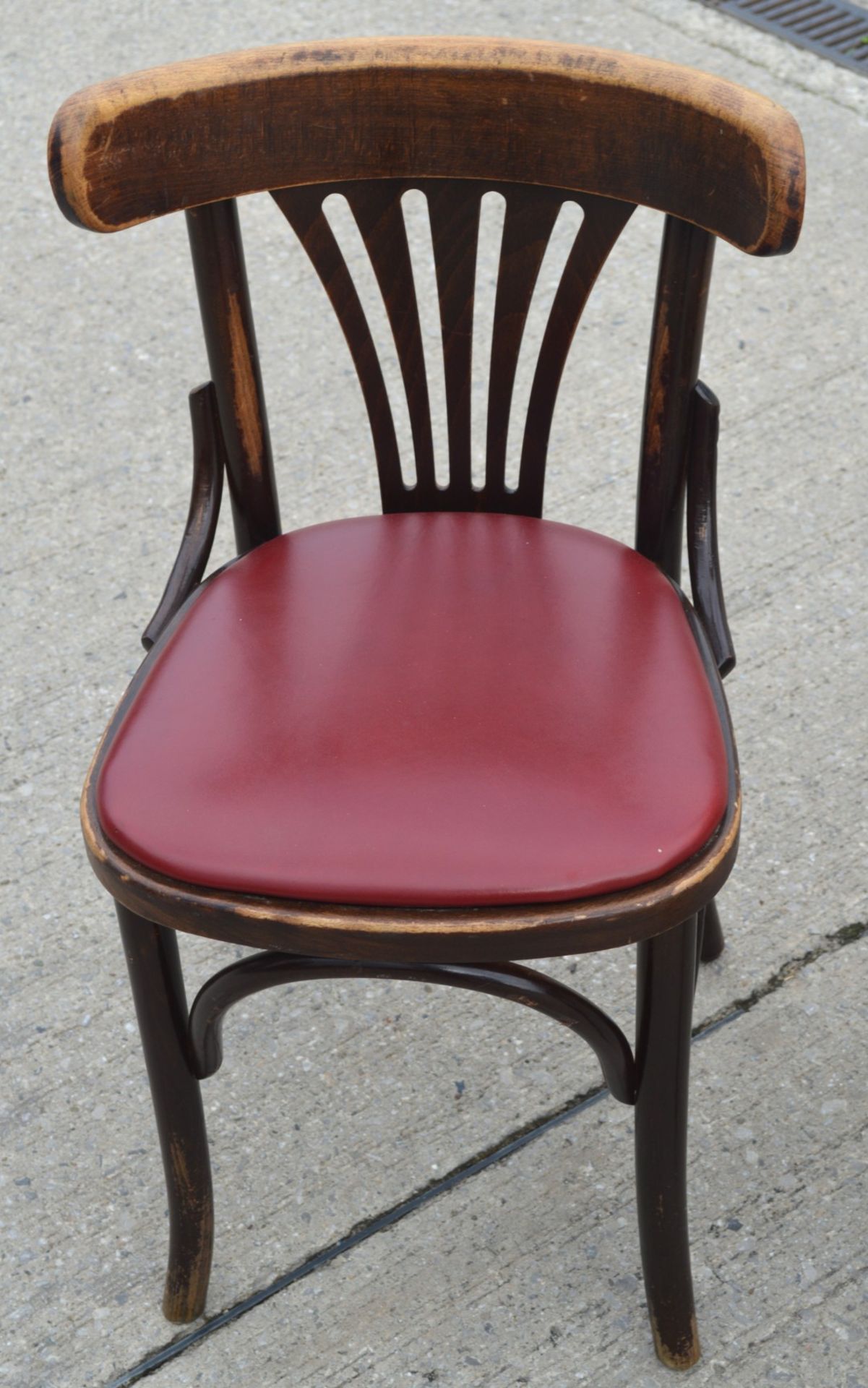 8 x Restaurant Dining Chairs Featuring an Traditional / Irish Design with Bent Wood, a Dark Stain - Image 7 of 10
