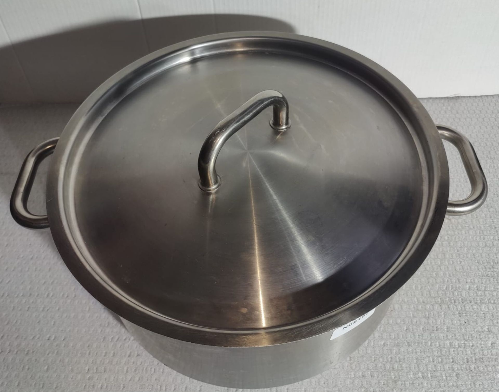 2 x Large Cooking Pans with Handles and Lids - Dimensions: H18 x W38 cms - Image 3 of 6