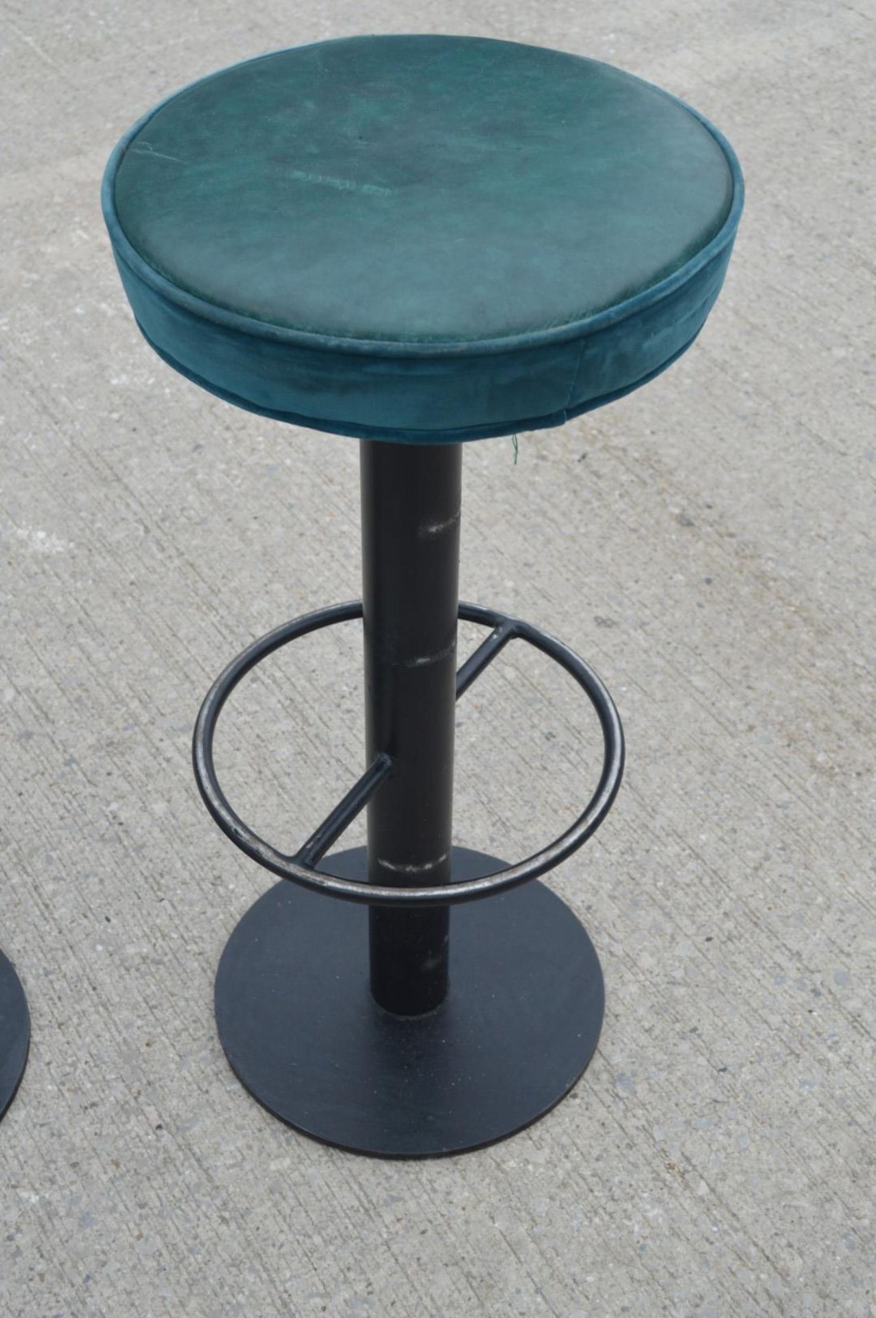 6 x Classic Style Bar Stools with Round Faux Leather Seats and Footrests - Dimensions: H82 x W40 - Image 2 of 12