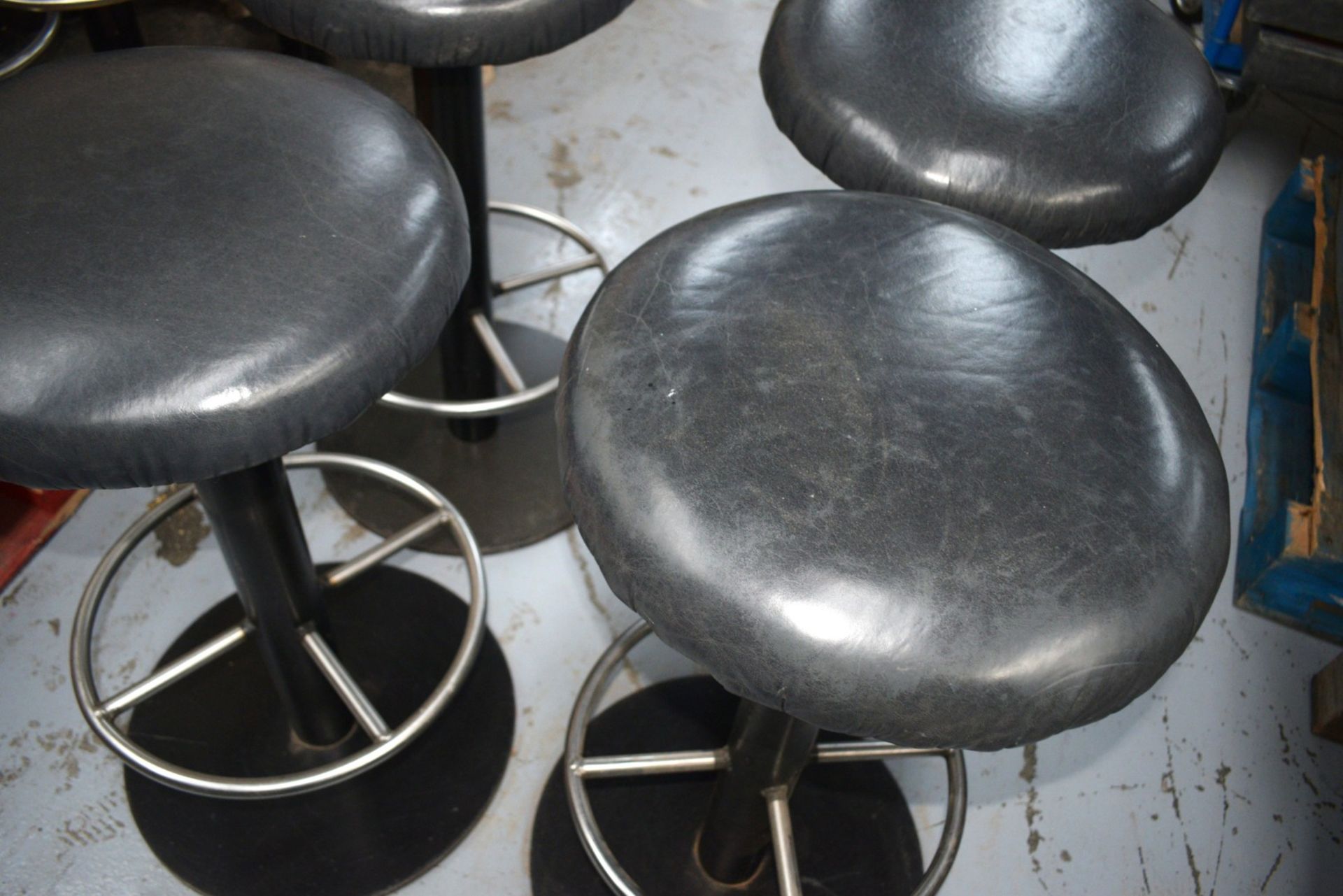 4 x Bar Stools Featuring Round Black Leather Seats and Chrome Footrests - Dimensions: H80 x W43 - Image 8 of 9