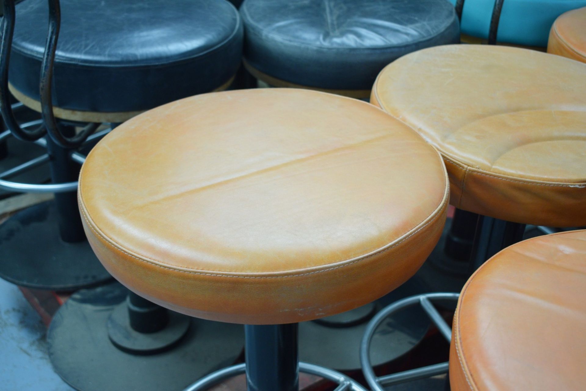 6 x Bar Stools Featuring Round Tan Leather Seats and Chrome Footrests - Dimensions: H79 x W46 - Image 7 of 9