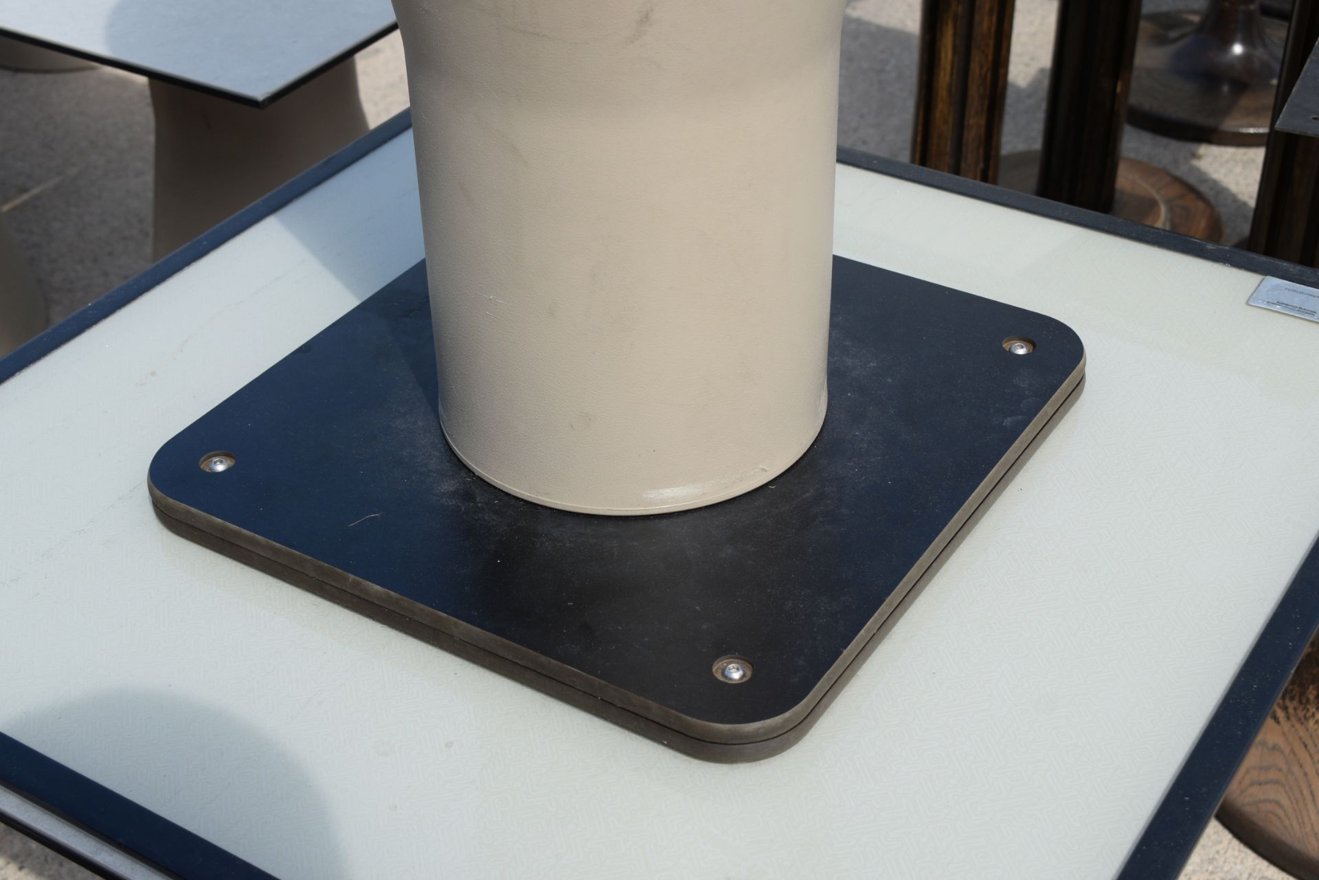 1 x Andreu World Restaurant Table - Suitable for Indoor or Outdoor Use - Dimensions: H74 x W70 x D70 - Image 4 of 7