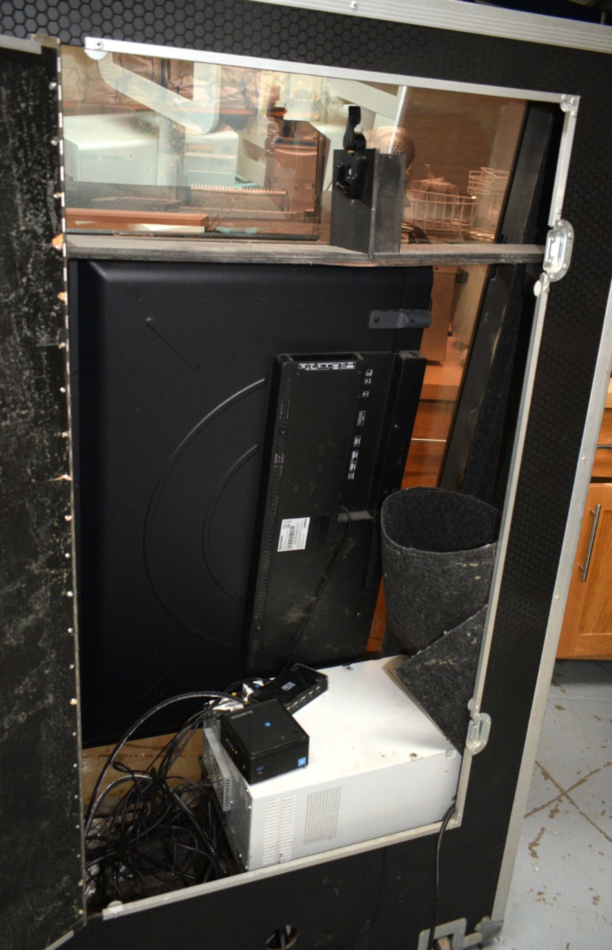 1 x Selfie Photo Booth - Features a Gigabyte Mini Computer, Sharp 43 Inch TV and a Professional - Image 4 of 11