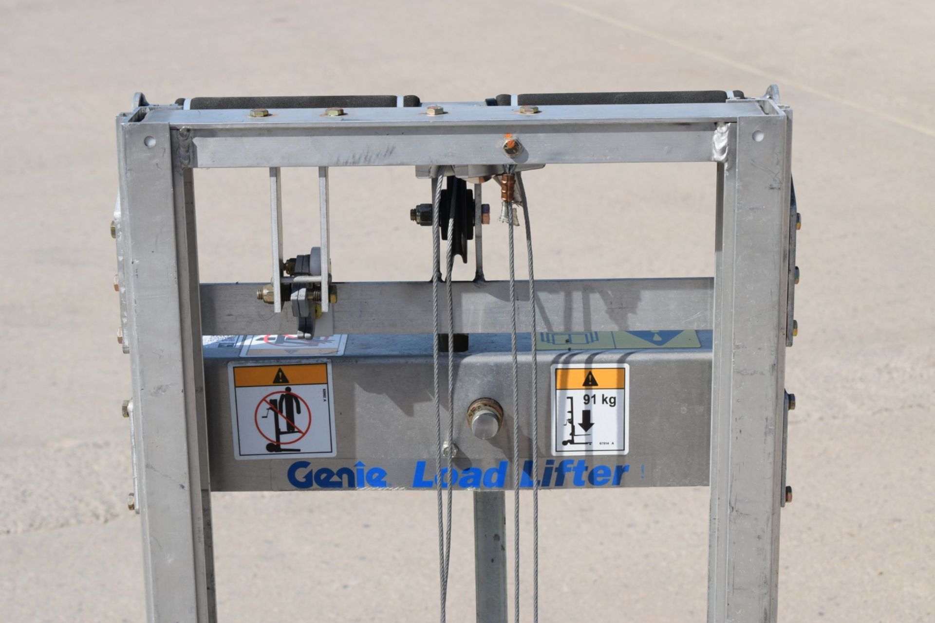 1 x Genie Load Lifter Platform Lift - Ideal for Couriers, Warehouses or Workshops - Max Load - Image 8 of 20