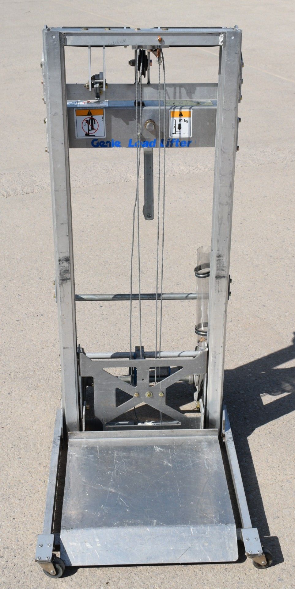 1 x Genie Load Lifter Platform Lift - Ideal for Couriers, Warehouses or Workshops - Max Load - Image 3 of 20