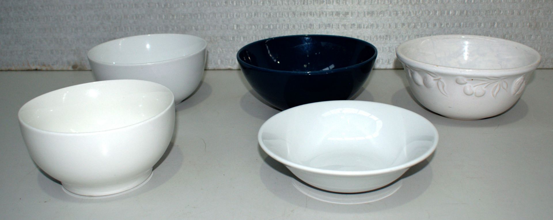 9 x Assorted Bowls - Ceramic and Plastic - Image 6 of 6