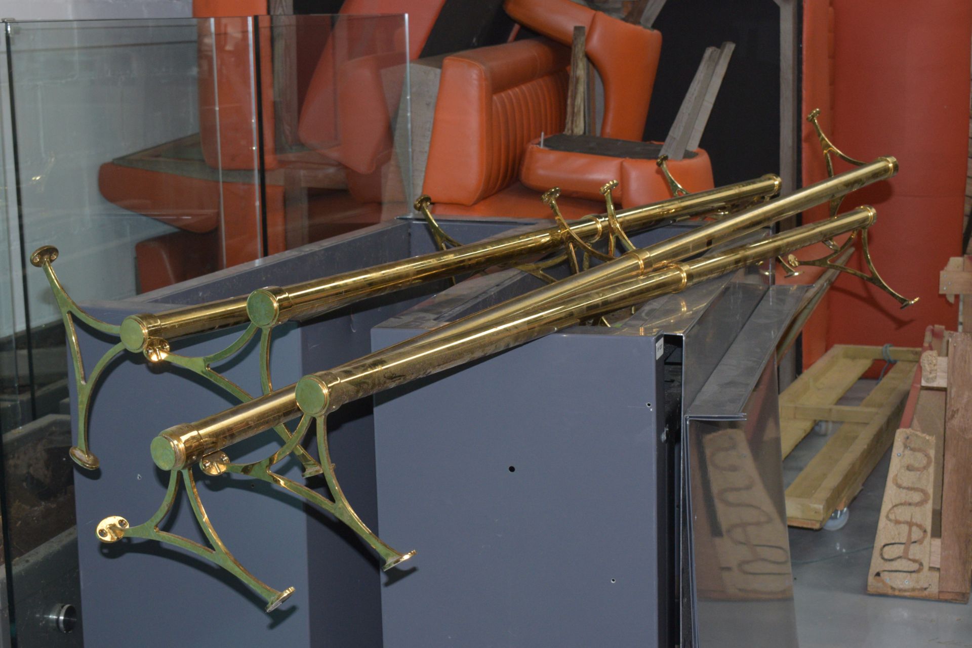 5 x Brass Floor Mounted Foot Rest Bars for Booth Seating - Dimensions: L190 x W22 x D20 cms - Image 7 of 7