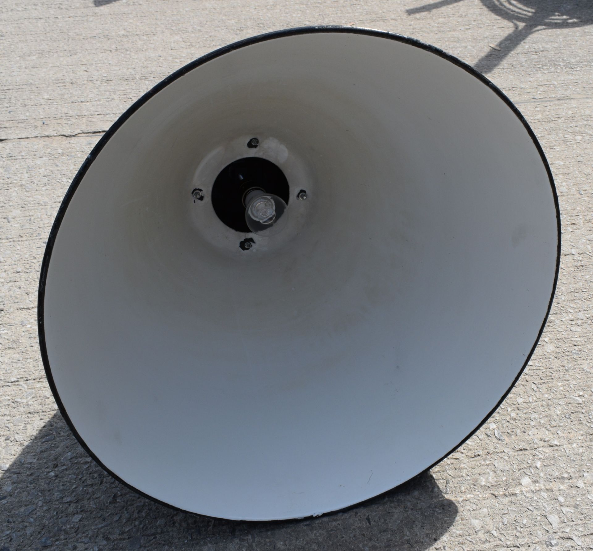 1 x Industrial Factory Suspended Ceiling Light Featuring an Enamel Finish - Dimensions: H53/120 x W5 - Image 2 of 6