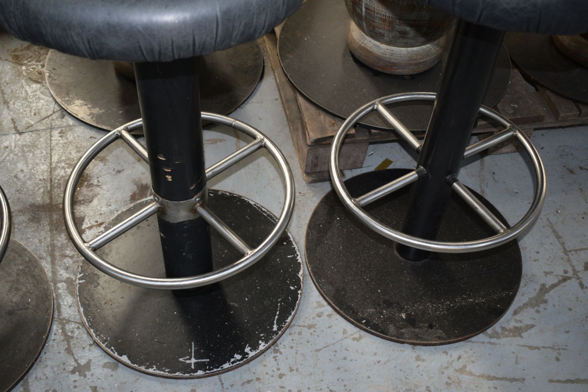 5 x Bar Stools Featuring Round Black Leather Seats, Backrests and Chrome Footrests - Dimensions: H80 - Image 10 of 10