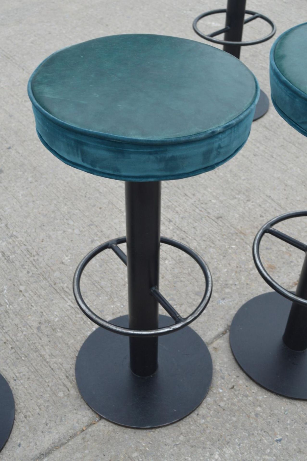 6 x Classic Style Bar Stools with Round Faux Leather Seats and Footrests - Dimensions: H82 x W40 - Image 7 of 12