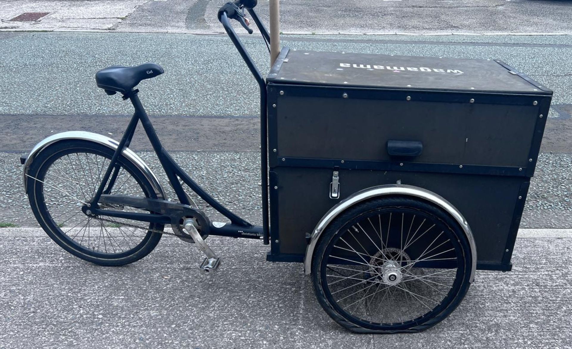 1 x Christiania Three Wheel Event Bike - Single Speed Bike Featuring a Secure Box with Gas Lift Lid - Image 2 of 30