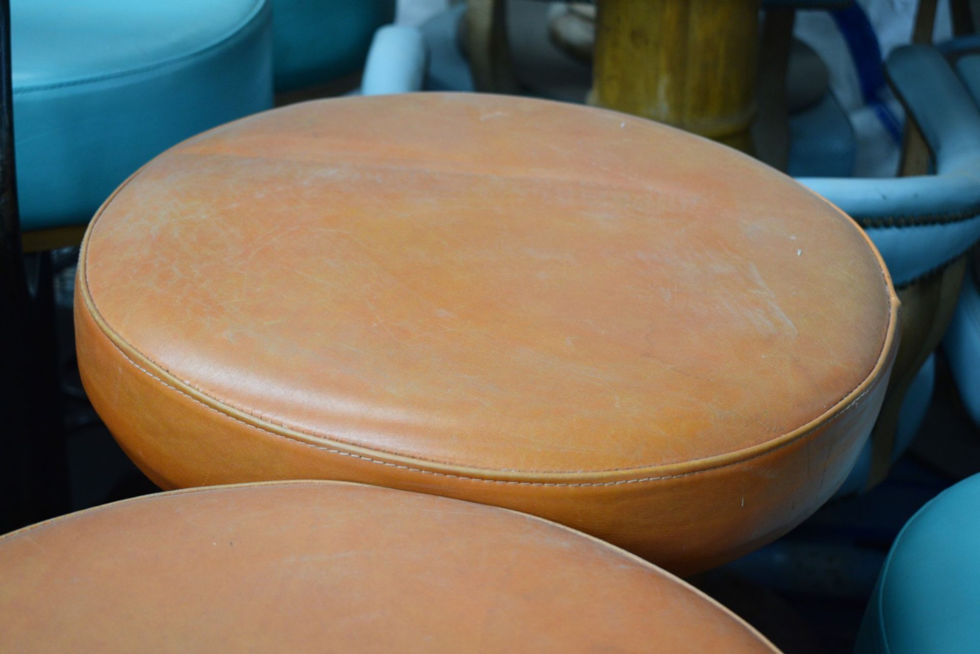 6 x Bar Stools Featuring Round Tan Leather Seats and Chrome Footrests - Dimensions: H79 x W46 - Image 4 of 9