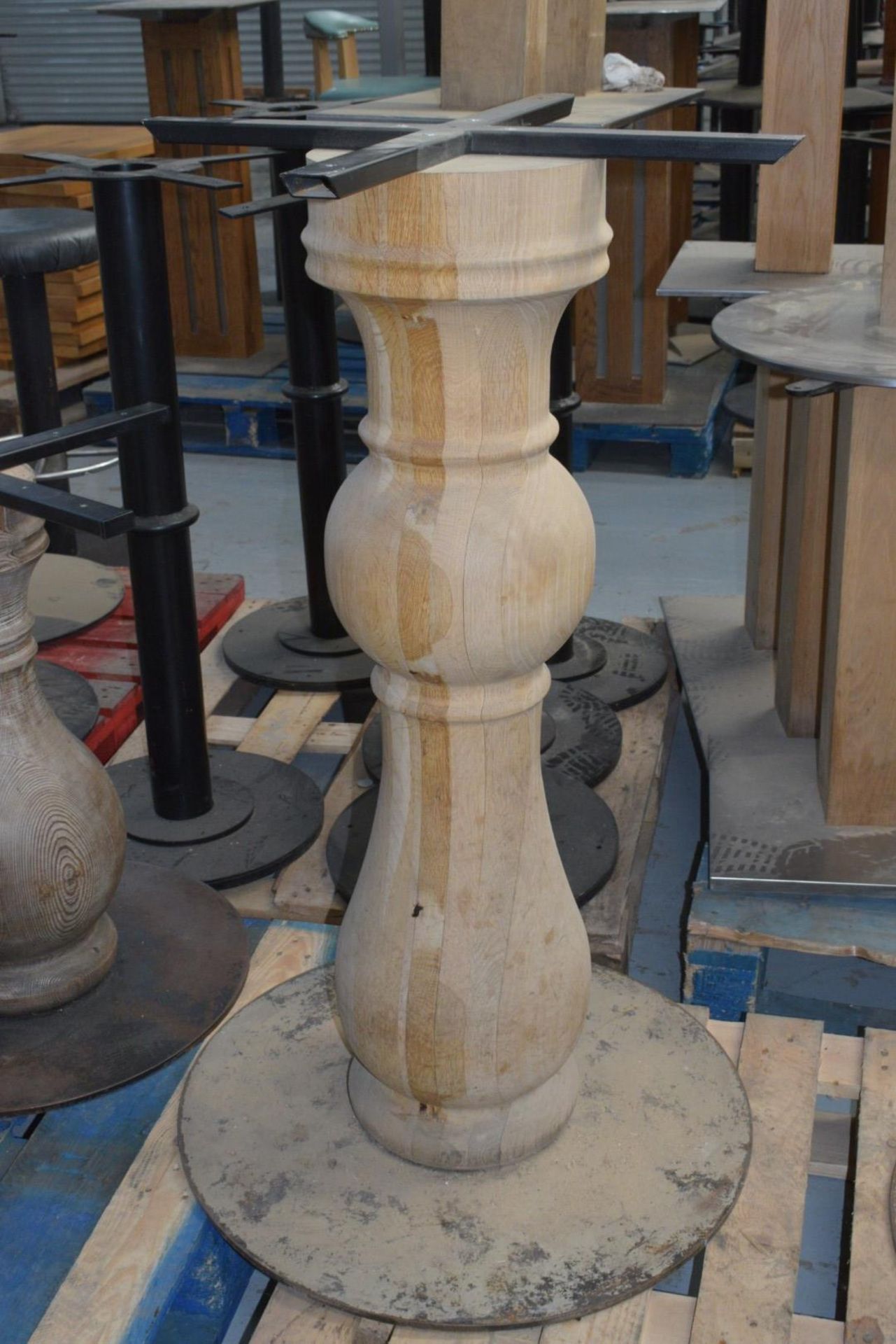 2 x Large Pedestals for Bar Tables Featuring Natural Wooden Columns - Dimensions: H106cm with a 60cm - Image 3 of 12