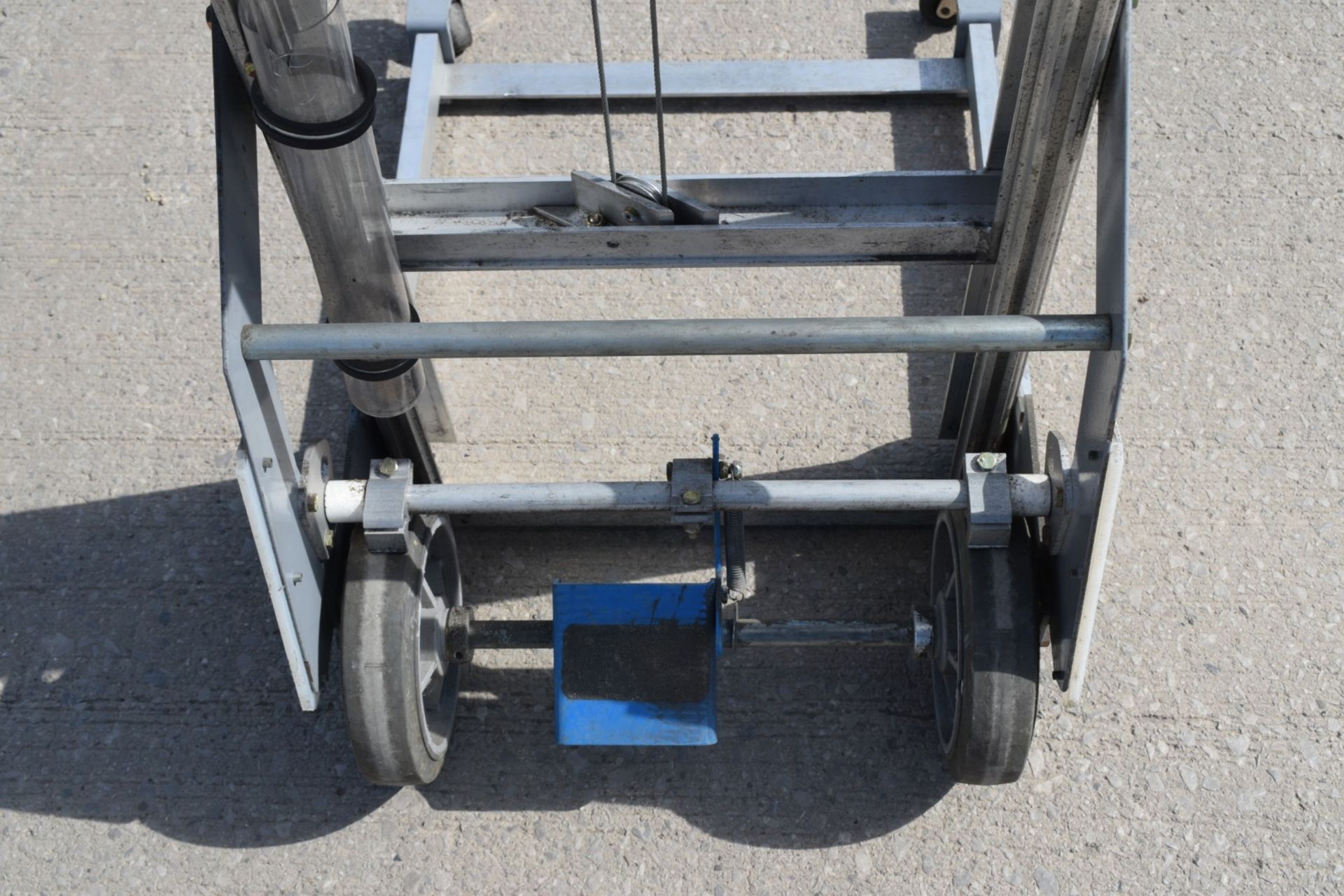 1 x Genie Load Lifter Platform Lift - Ideal for Couriers, Warehouses or Workshops - Max Load - Image 17 of 20