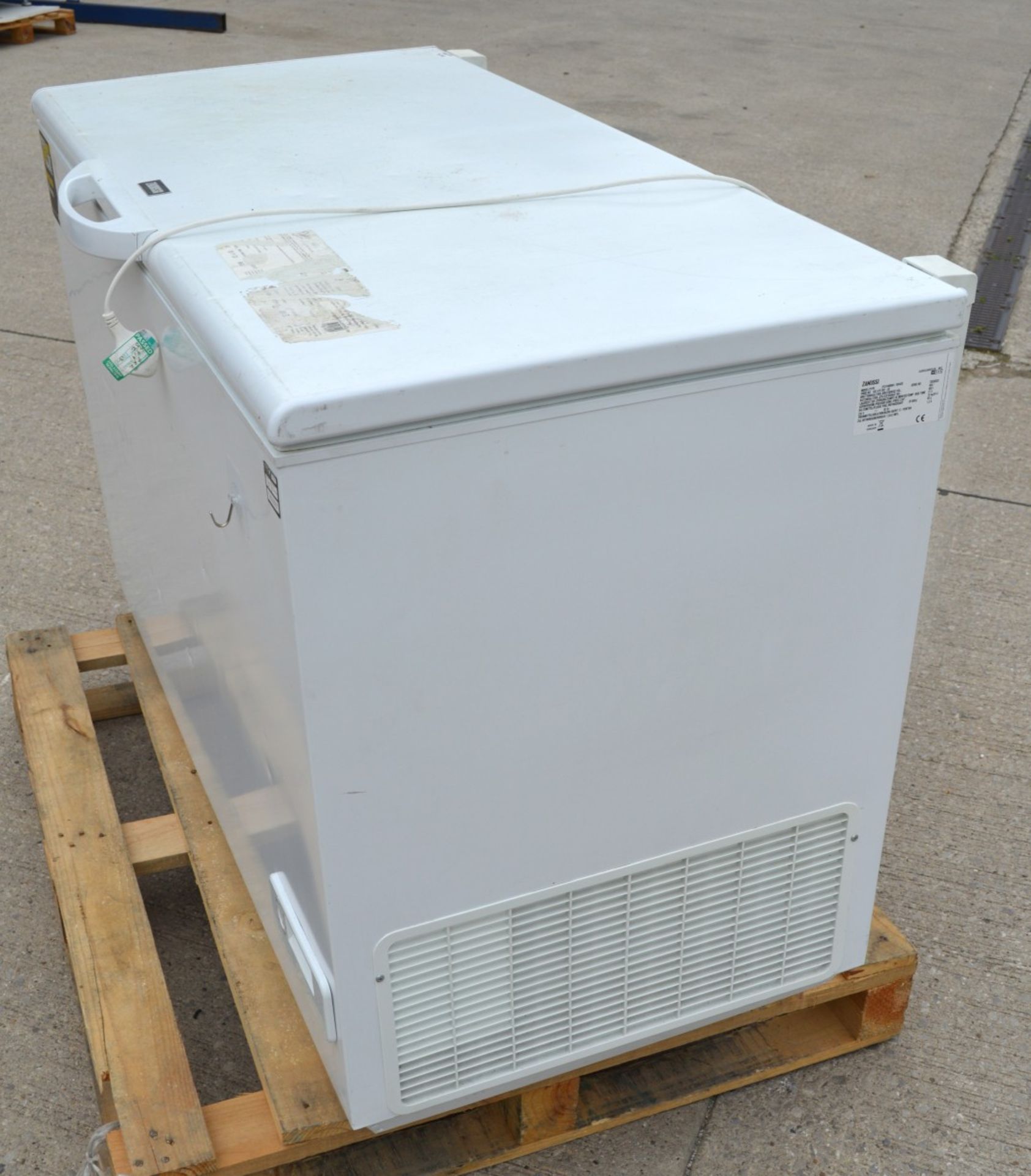 1 x Zanussi 404 Litre Chest Freezer - Model ZFC41400WA - 240v - Dimensions: H85 x W134 x D73 cms - Image 5 of 11
