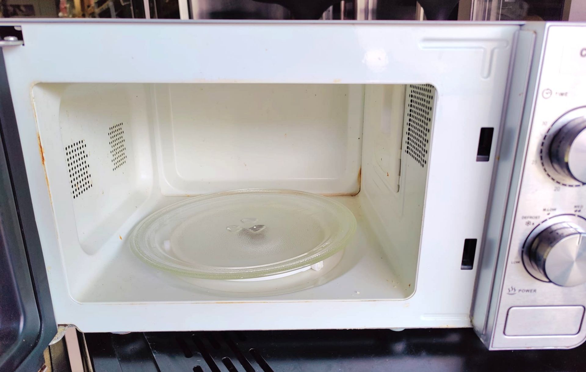 1 x Goodmans 295959 1150w Microwave Oven - Image 3 of 4