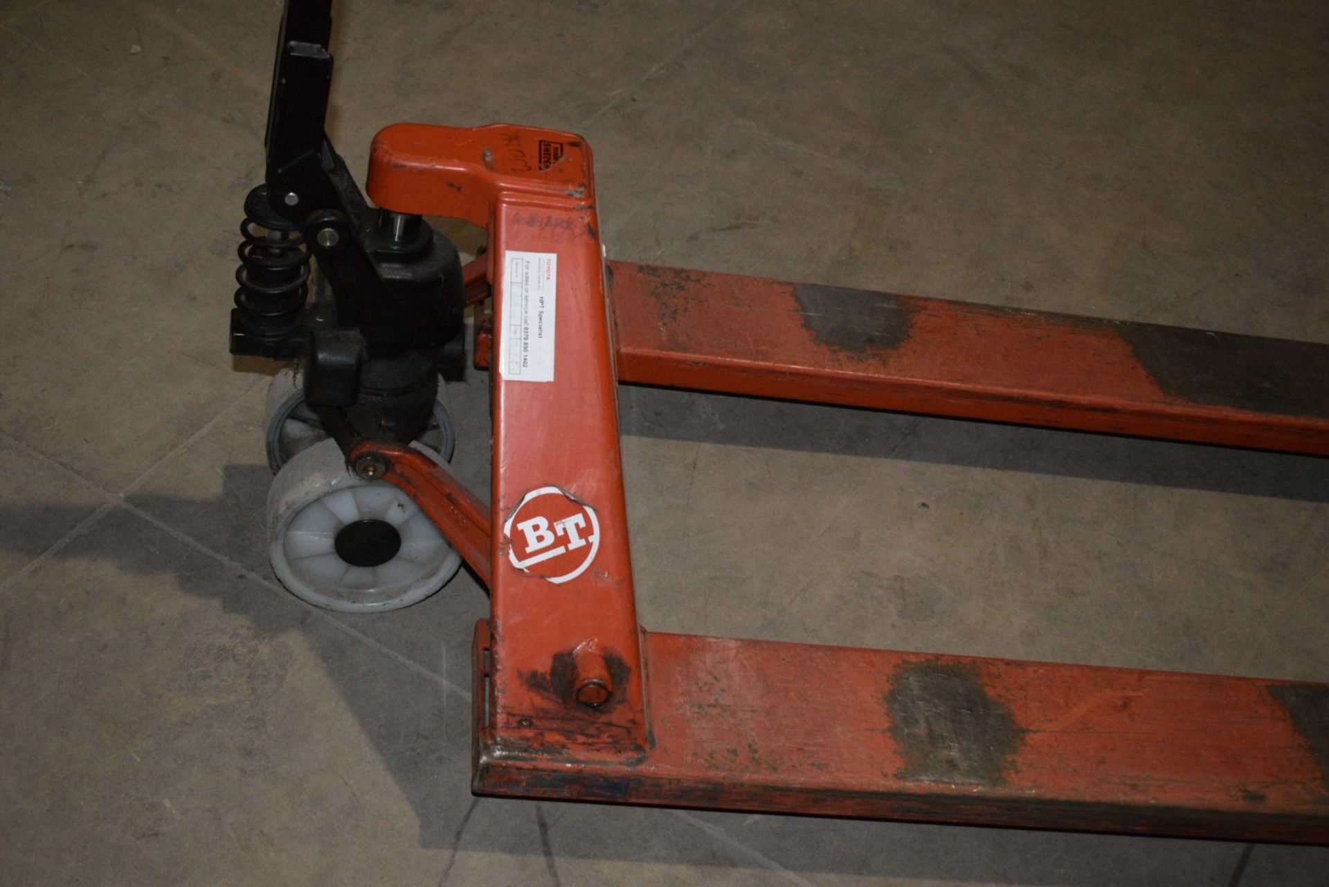 1 x BT Pallet Pump Truck - Fork Length: 120cm x Fork Width: 68cm - Good Working Order - Image 5 of 5