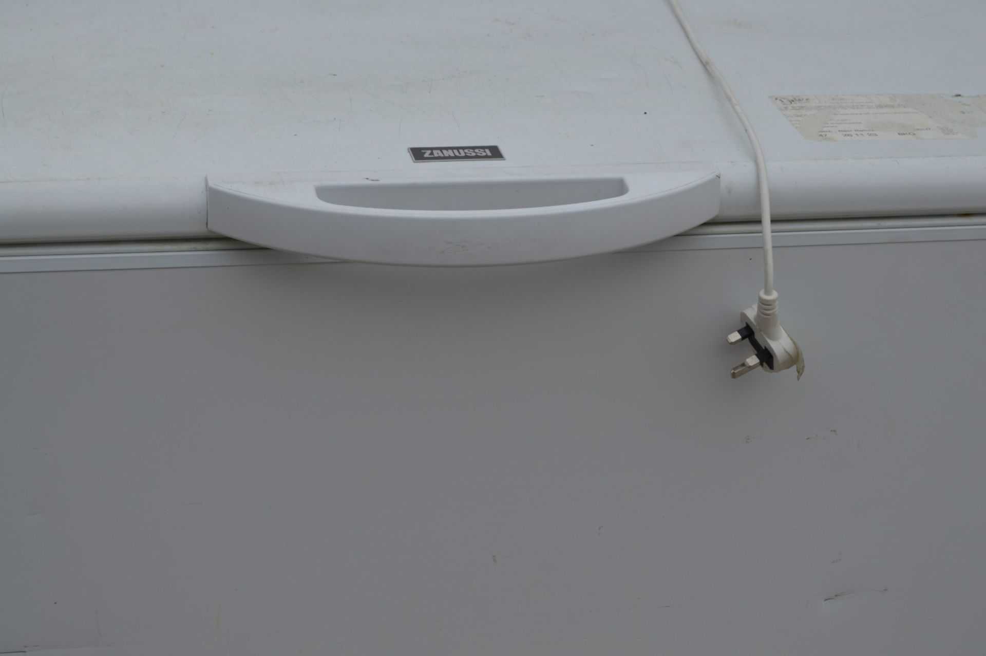 1 x Zanussi 404 Litre Chest Freezer - Model ZFC41400WA - 240v - Dimensions: H85 x W134 x D73 cms - Image 11 of 11