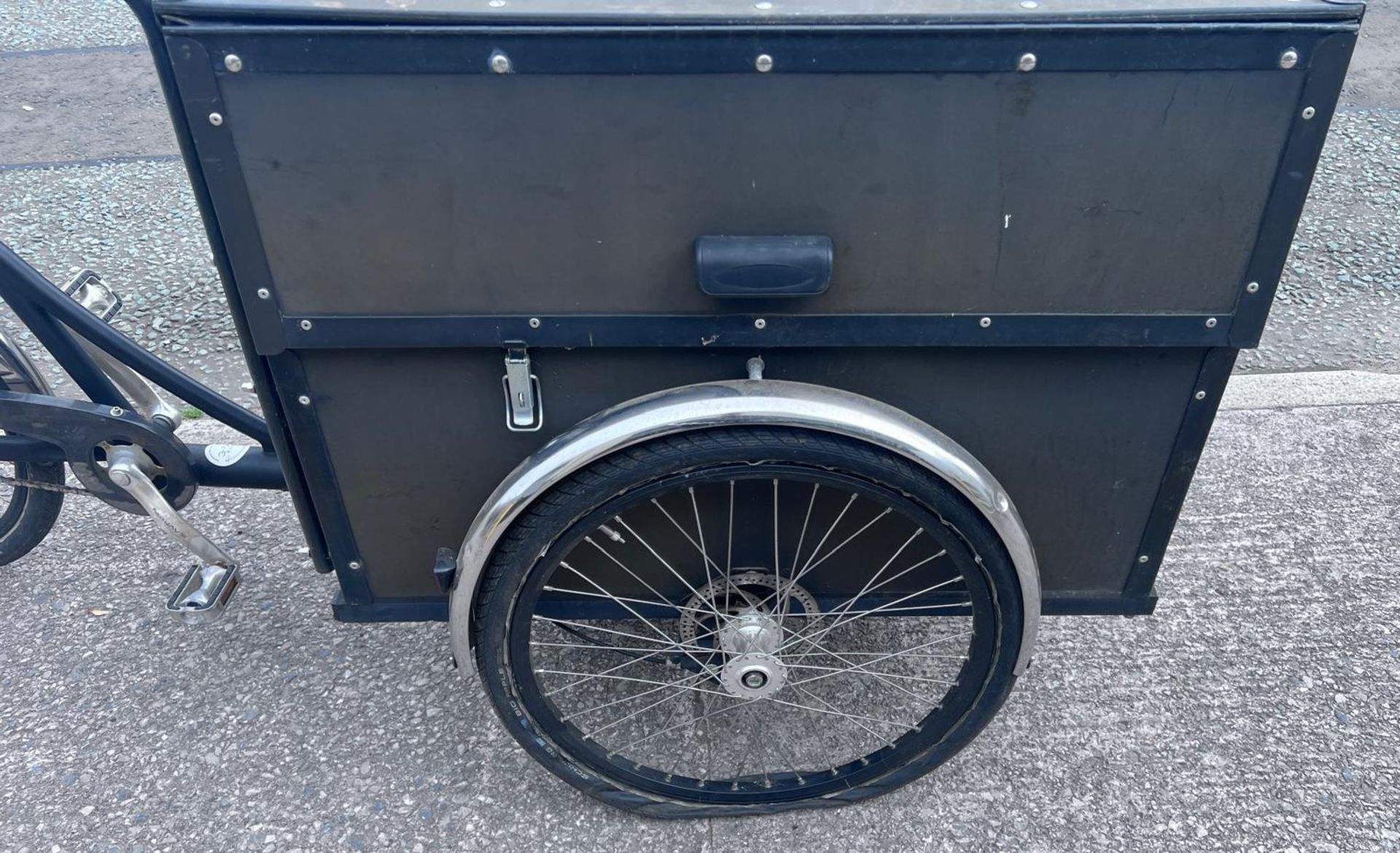 1 x Christiania Three Wheel Event Bike - Single Speed Bike Featuring a Secure Box with Gas Lift Lid - Image 27 of 30