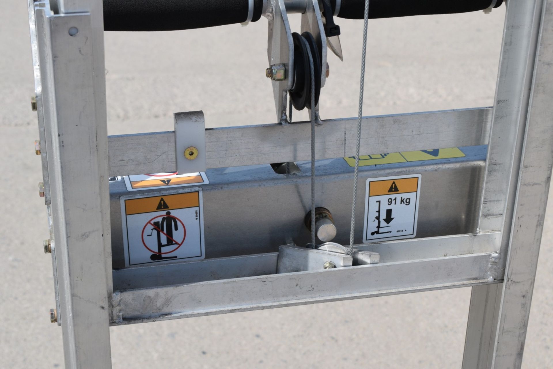 1 x Genie Load Lifter Platform Lift - Ideal for Couriers, Warehouses or Workshops - Max Load - Image 10 of 20