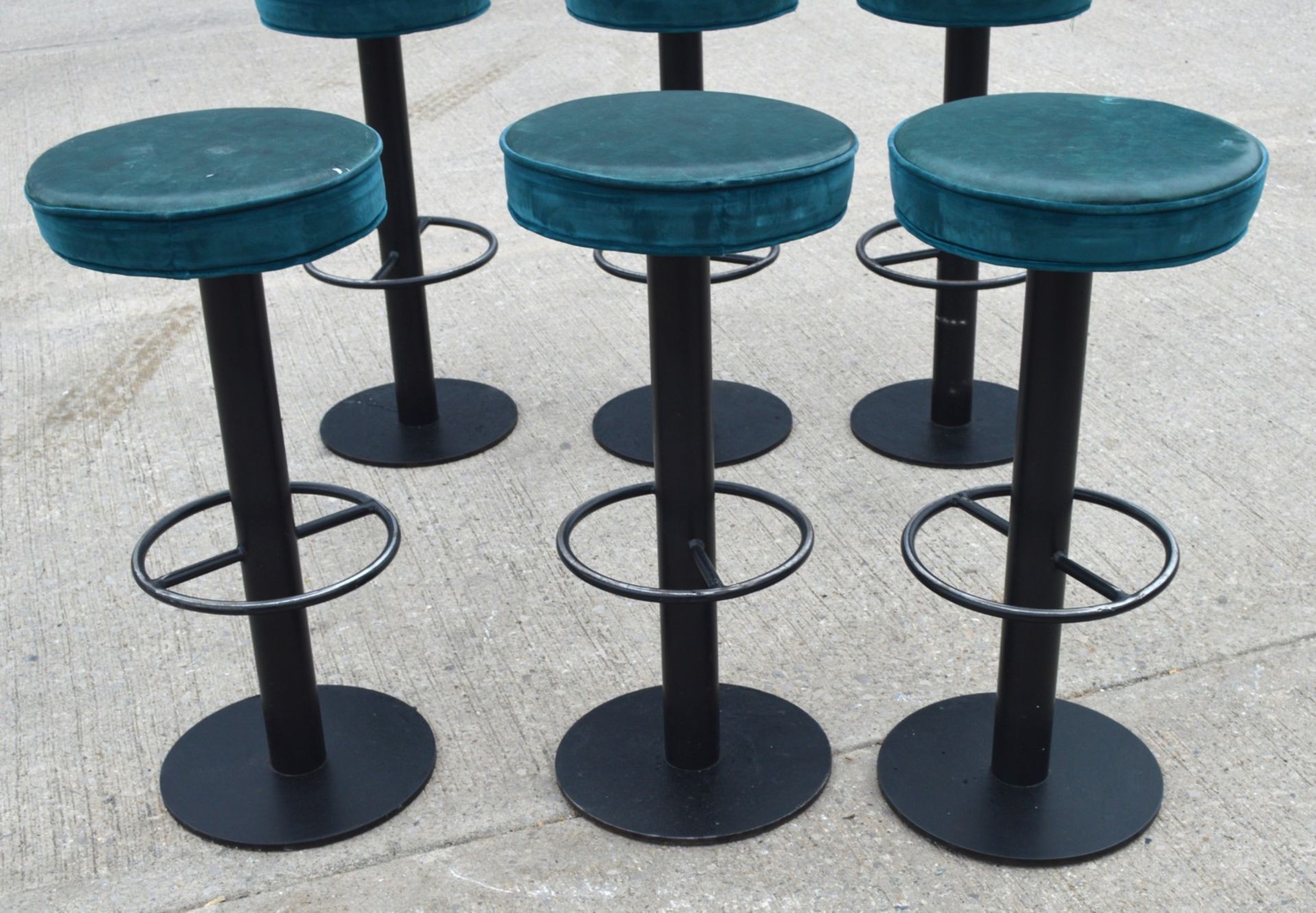 6 x Classic Style Bar Stools with Round Faux Leather Seats and Footrests - Dimensions: H82 x W40 - Image 3 of 12