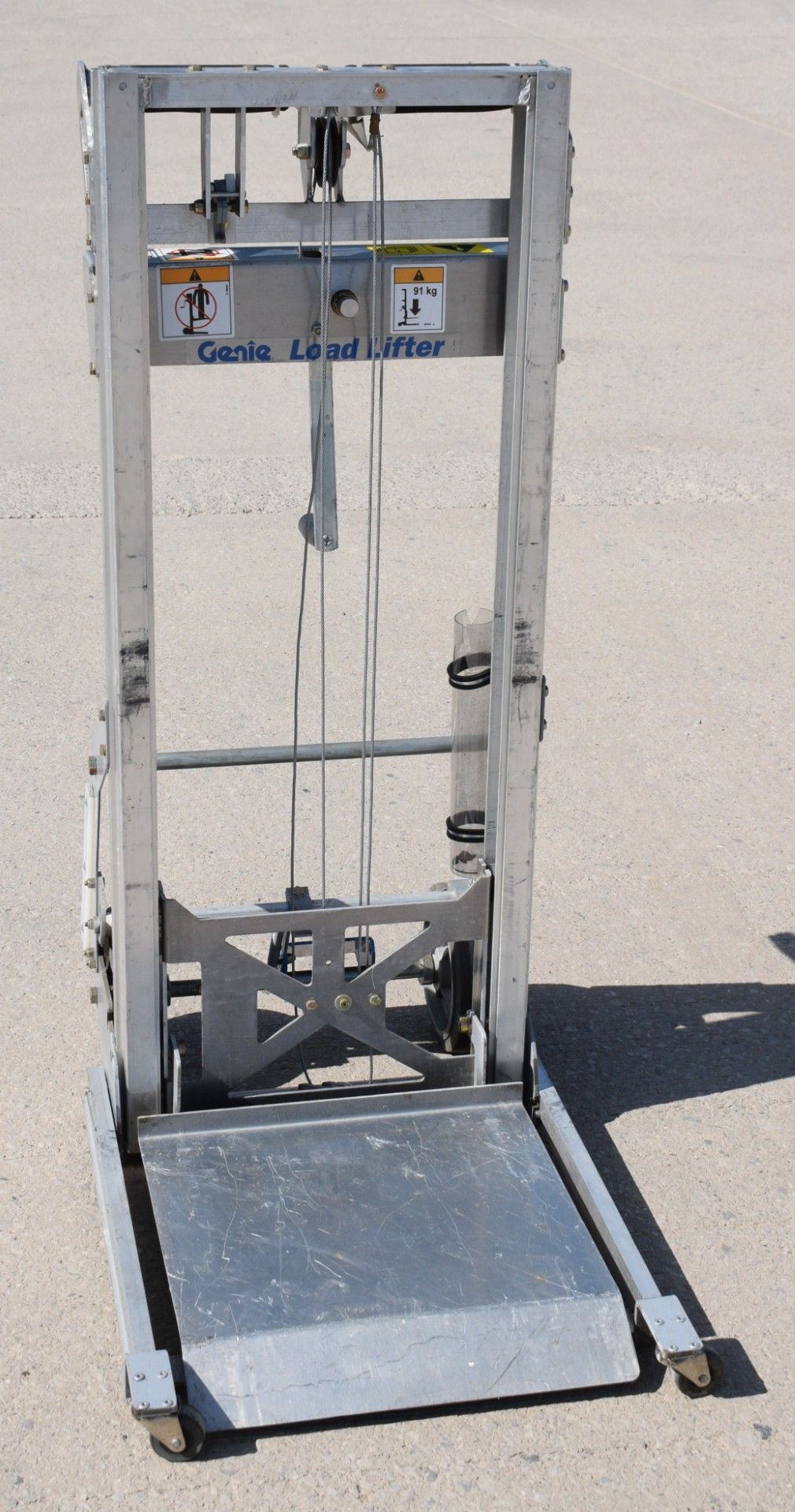 1 x Genie Load Lifter Platform Lift - Ideal for Couriers, Warehouses or Workshops - Max Load - Image 2 of 20