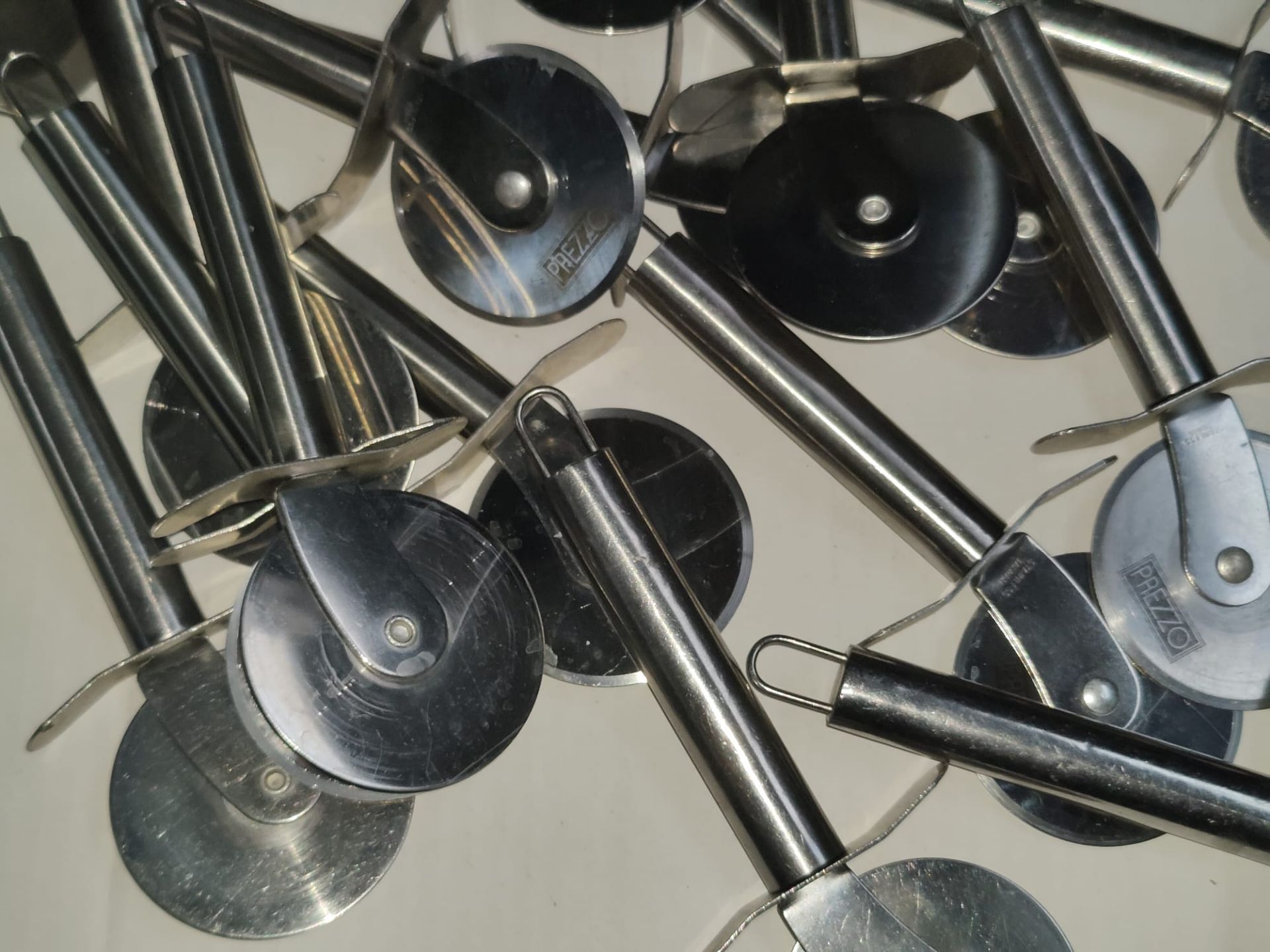 14 x Stainless Steel Prezzo Pizza Cutters - Image 3 of 3