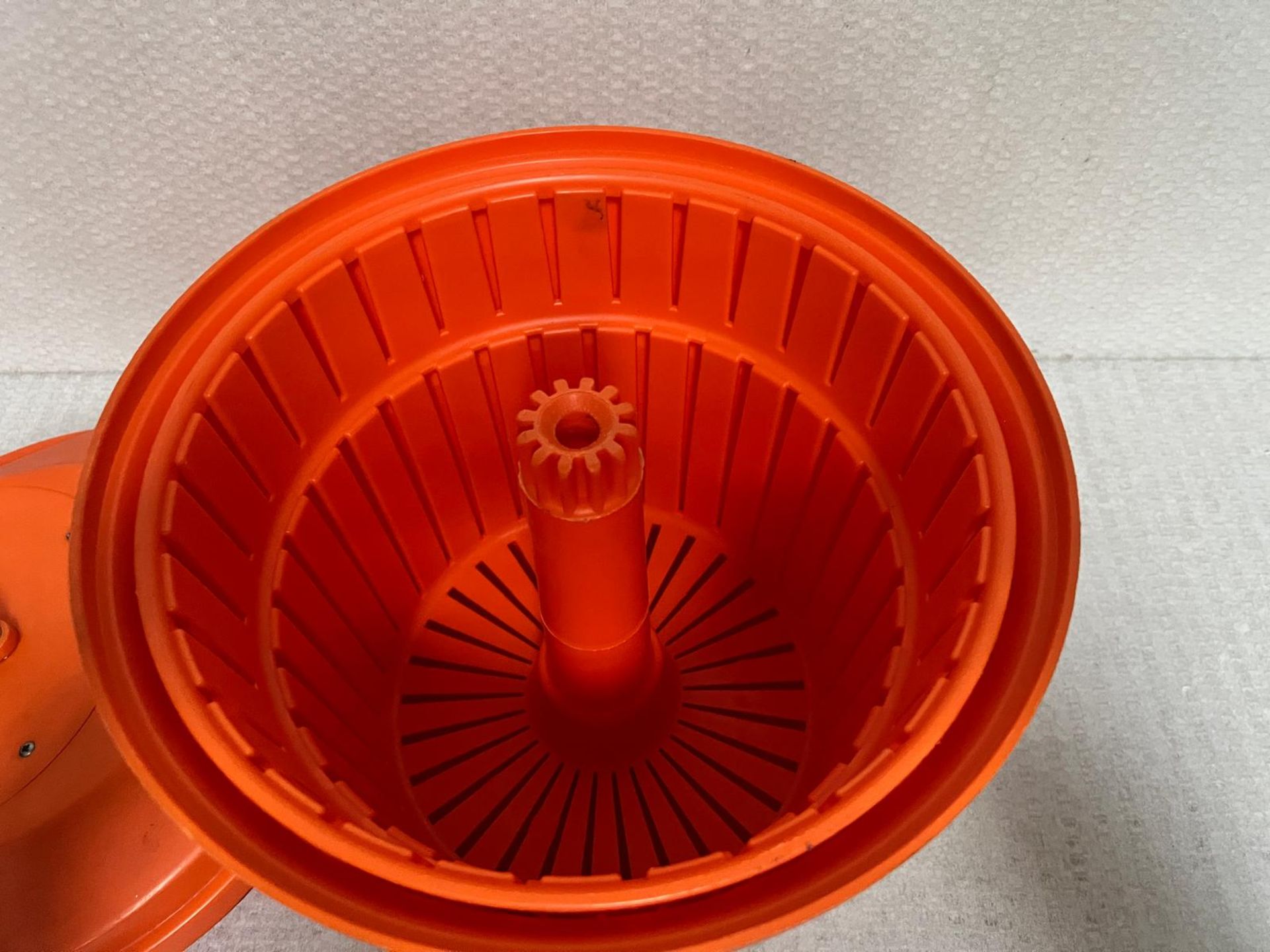 1 x Dynamic Manual Salad Spinner for Commercial Kitchens - Dimensions: H45 x W35 x D35 cms - Image 4 of 5