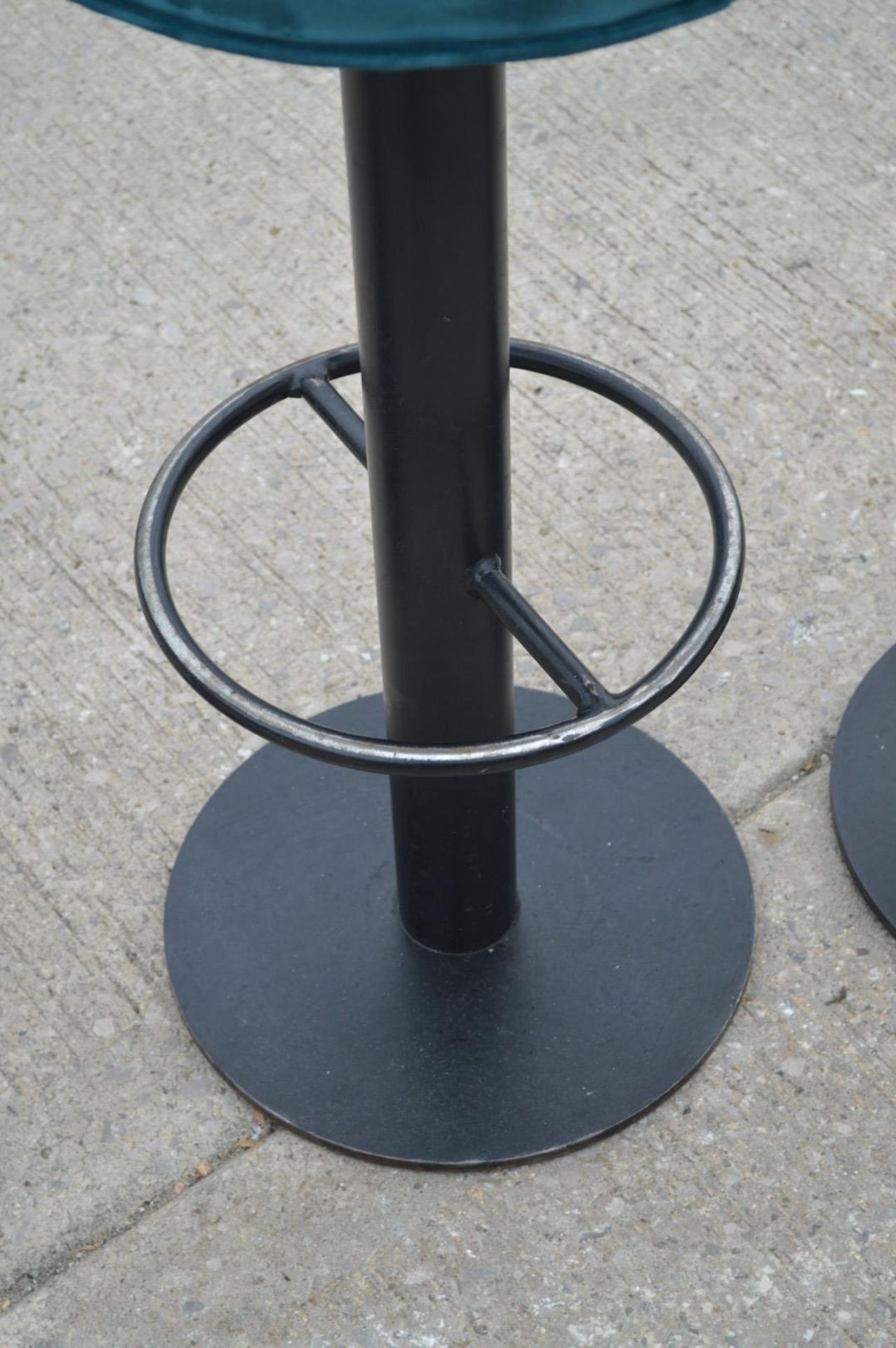 6 x Classic Style Bar Stools with Round Faux Leather Seats and Footrests - Dimensions: H82 x W40 - Image 9 of 12