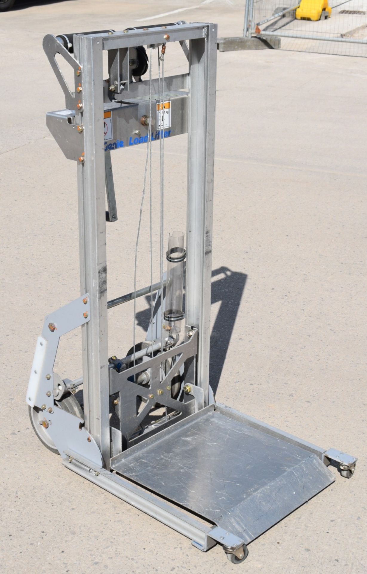 1 x Genie Load Lifter Platform Lift - Ideal for Couriers, Warehouses or Workshops - Max Load - Image 16 of 20