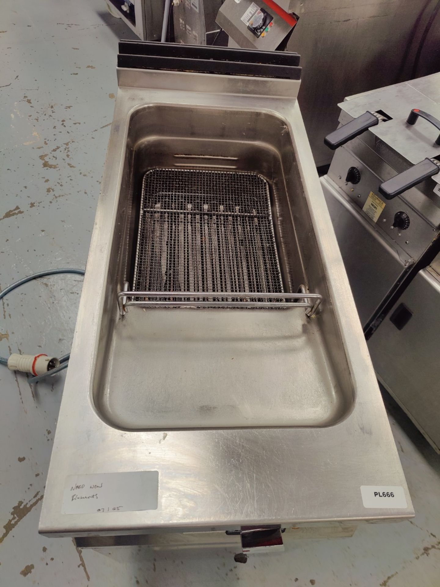 1 x Angelo Po Single Tank Electric Fryer - 3 Phase - Dimensions: H90 x W40 x D91 cms - Image 2 of 14